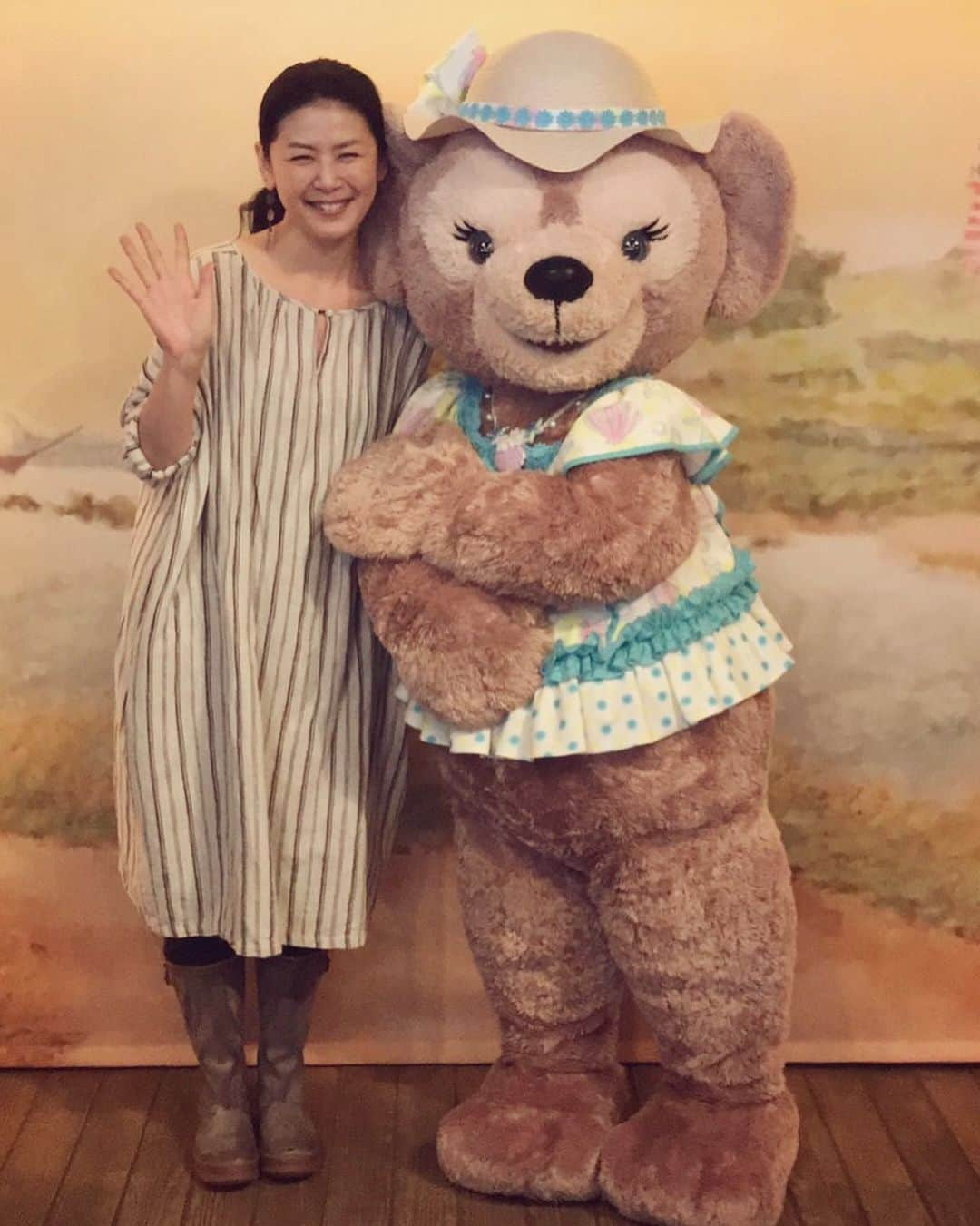 睦さんのインスタグラム写真 - (睦Instagram)「シェリーメイと お初の グリーティング。  以前は、 ダッフィーに会えた場所で 会えるようになったそうな。  ディズニーシーのみで 会える人気者。  想像してたよりも 短い待ち時間のようだし 並んでみる事に。  小雨降る中でしたが。  建物の中で 涼しく待てて 割と すぐに感じられました。  人気者は、 おっとりさんで、 可愛かったです😘  記念撮影後は、 雨も上がってて ラッキー。  年パス2年生の目標は、 1年生の時の 未経験ゾーンを経験する、 です。  #シェリーメイ  #shelliemay  #東京ディズニーシー  #ディズニーシー  #cloudy  #cloudyday  #cloudysky  #グリーティング  #ヴィレッジグリーティングプレイス  #villagegreetingplace  #可愛い  #lovely  #americanwaterfront  #tokyodisneysea  #tokyodisneyresort  #disneysea  #ラブリー  #グリ  #greeting  #capecod  #seeyouagain  #アメリカンウォーターフロント  #ケープコッド  #ssw  #作詞家  #ふわふわ  #lyricist  #model  #井上睦都実 #睦」7月5日 8時29分 - mutsumi1220