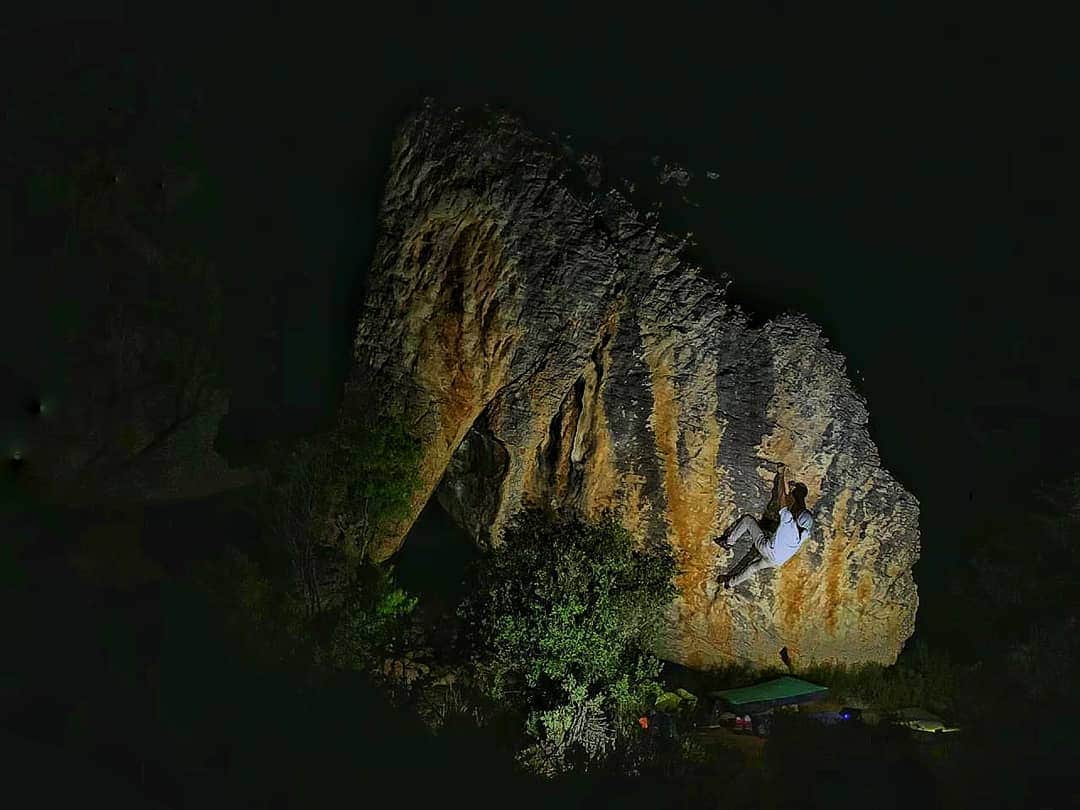 ルスタン・ゲルマノフのインスタグラム：「"Olifants dawn" 8b+  I dive to silence of my thoughts. Unknown things tickling me from inside. I have smile mood from inside. On a face can be nothing. I'm flourish like flower when I dive so deep. I'm dumping all negative things or to say more precisely it is dissolving by it self ander tranquility of my mind. And I'm ready! A bit of chalk. Quietly breath in and out. Then I give my body control of unconscious. It is working much better then external me. It is how I see climbing when I'm getting better in  my shape.  Big thanks for for all📸 @franz_weber_mexico and @andyskivias  Thanks @27cragsofficial  otherwise no chances to find boulders at this massive area. _____________________________ Я погружон в тишину своих мыслей. Неизведанное щекотит меня изнутри. Моя улыбка внутри на лице её может и не быть. Я рассветаю как цветок когда погружон в себя. Отбрасываю все негативное точнее оно само расстворяется в спокойствие моего сознания. И я готов!!! Немного магнезии. Размеренный вдох и выдох и отдаю свое тело под контроль подсознания. Оно  работает куда лучше внешнего меня.  Так изнутри выглядит скалолазание для меня когда я в хорошей форме.  ____________________________ @redbull_rus @redbull @adidasterrex @fiveten_official #adidasterrex #livewithoutlimits #gr #chalkmatters #climbing #sportclimbing #bouldering #rockclimbing #climbing_pictures_of_instagram @27cragsofficial #27crags」