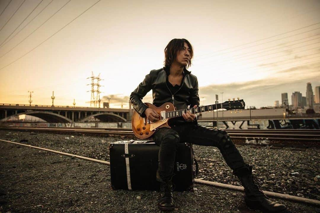 LDH kitchenさんのインスタグラム写真 - (LDH kitchenInstagram)「. 今年の七夕🎋は  LDH kitchen THE TOKYO HANEDAにて GLAY TAKUROさんのライブです🎸✨ チケットをGETできましたLucky💫な皆さま 店舗オリジナル短冊をご用意しております🎋 ぜひ ご参加ください🌟 . @thetokyohaneda_official . 2019年7月7日 GLAY TAKURO Live in HANEDA“Journey without a map 2019”夏の公演開催が決定いたしました！ . . 昨年12月羽田空港第1旅客ターミナルに株式会社LDH kitchenがオープンしたLIVEレストラン「LDH kitchen THE TOKYO HANEDA」にて、“Journey without a map 2019”の夏の公演開催が決定いたしました！ . GLAYのリーダーでありギタリスト、メインコンポーザーを務めるTAKURO氏が、「GLAYであるため、そして一人のギタリストであるため、型にとらわれずギタリストとしての表現力アップを求めて」との思いで2016年にスタートさせたソロプロジェクト「Journey without a map」。 これまで2枚のアルバムリリースと3回のライブツアーを行い、今年3月からはZepp Fukuokaを皮切りに全国8ヶ所9公演を開催し大成功を収めました。 . TAKURO氏にしか表現できない珠玉の楽曲たちによる“地図なき音の旅”を、羽田という“旅の発着地点”で上質な音とお酒をご堪能ください。 . . 【公演日程】 2019年7月7日(日) 1st stage OPEN14:20/START15:30 2nd stage OPEN17:20/START18:30 . 【出演】 TAKURO(Gt) . TOSHI(Dr) Tatsuya(Pf)  石井ゆかこ(Ba) 米澤美玖(Sax) 江畑コーヘー(Gt) YOKAN(Tp) . #GLAY #TAKURO #Live #Journeywithoutamap #LDHkitchen #LDHkitchenTHETOKYOHANEDA #LiveandRestaurant #羽田空港 #AIRPORT #THEHANEDAHOUSE #ハネダハウス #2019 #7月7日 #七夕」7月5日 8時41分 - ldhkitchen_official