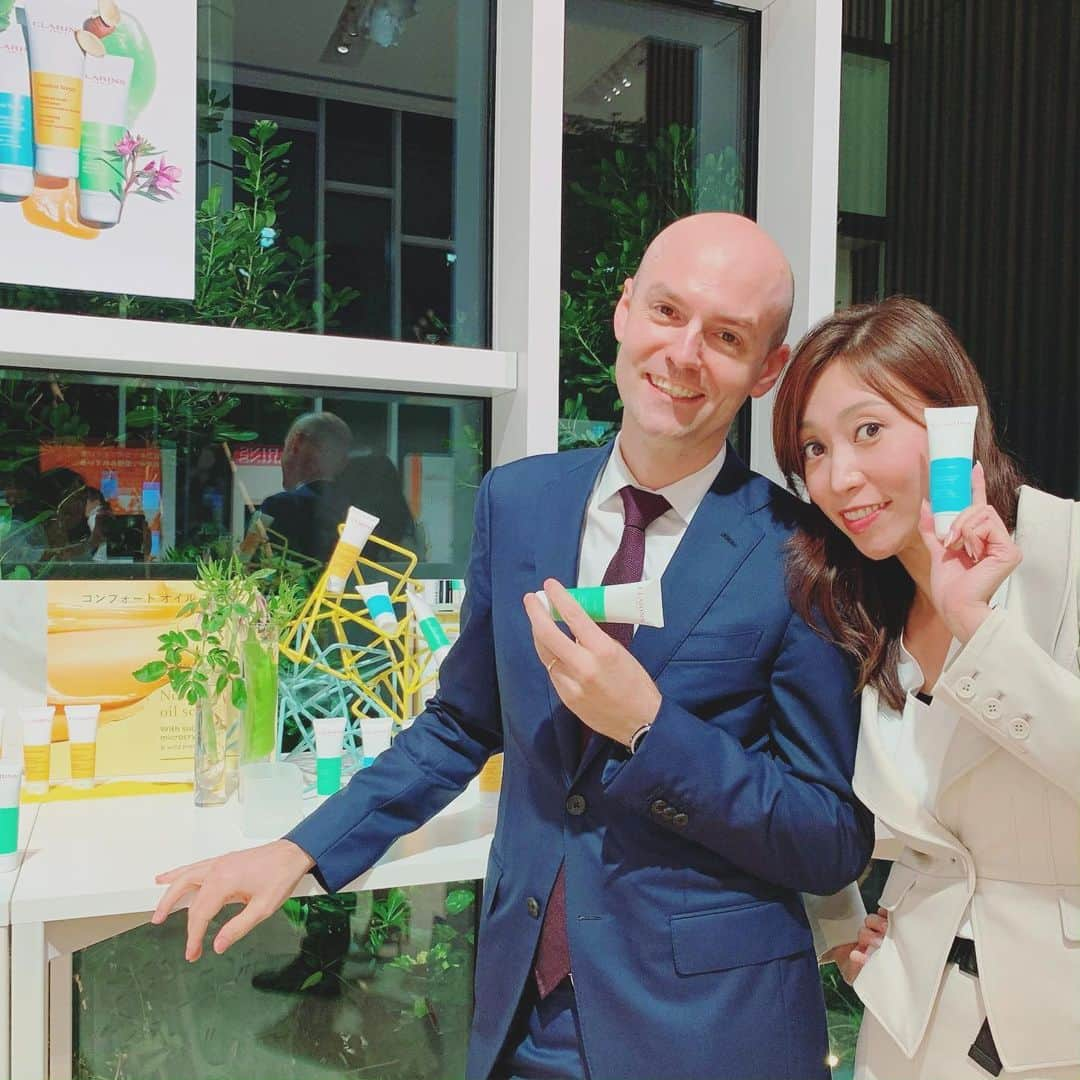 ERICAさんのインスタグラム写真 - (ERICAInstagram)「昨日はクラランスの新製品発表会でした(๑>◡<๑)🎉 お越し頂いた一部のお客様・お取引先様・プレスの皆様ありがとうございました✨✨ 終了後、尊敬するアントワン代表と📸  今秋は、元々スキンケアとボディケアに定評のあるクラランスから、その人らしい美しさを引き出すメイクアップ💄製品がたくさん発売されるので、今からワクワク😍 ▶️スワイプしてみてね▶️ みなさんチェックしてみて下さいね╰(*´︶`*)╯♡ #love #style #cosme #コスメマニア #photooftheday #instalike #instadaily #smile #webstagram #美容 #コスメコンシェルジュ #happy #tokyo #gingergolfteam #japan #clarins #ゴルフ女子 #苗条 #美腿 #美肌 #france #spa #クラランスリップオイル  #クラランス #毛穴ケア #保湿ケア #メイク #ファンデーション #チーク」7月5日 8時45分 - erica_lillian1983