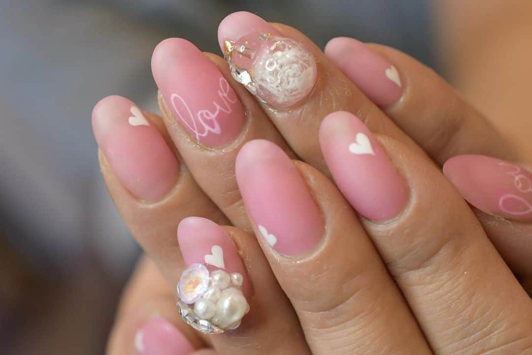 Yuka Maeda ::manicurelistのインスタグラム：「. . 大阪市北区 梅田.中崎町.駅から徒歩7分🚶‍♀️ CADENAS nail eyelash  マツエクアカウント @cadenaseyelash LINE:@ cadenas 🆔検索🙋‍♀️ tel:06-4792-8617. cadenas.nail@gmail.com. . #ネイル #ジェルアート #大人かわいい #梅田ネイル #堂山町 #大人ネイル #個性派ネイル #クリアネイル #ジェルネイル #nail #notd #ニュアンスネイル #instanail #ワンカラー #春ネイル  #ネイルデザイン #ongels #美甲 #cadenasnail  #ジェルデザイン #cadenas #指甲 #spring #Insatnails #fashion #シアーネイル #うる艷ネイル #トレンドネイル  #ピンク #手書きアート」