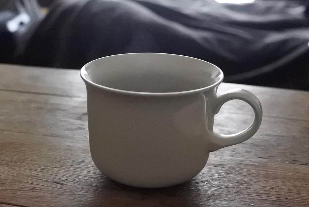 のインスタグラム：「とある朝。コーヒー 一杯分の幸せを噛みしめる。  #photooftheday #photo #photography #beautiful #beautifulphoto #coffee #rwandacoffee #coffeecup #blackcoffee #morning #myroom #tokyo #japan」