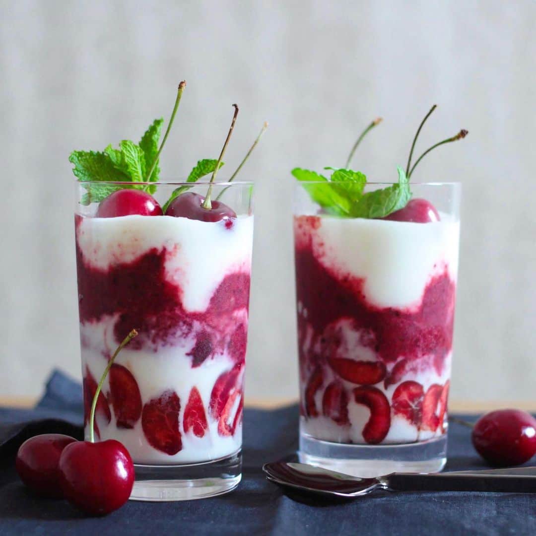 mai_smoothieのインスタグラム：「アメリカンチェリー&ヨーグルト cherry & yogurt 冷凍アメリカンチェリーと水と蜂蜜のスムージーと、ヨーグルトを交互に入れて作りました^_^」