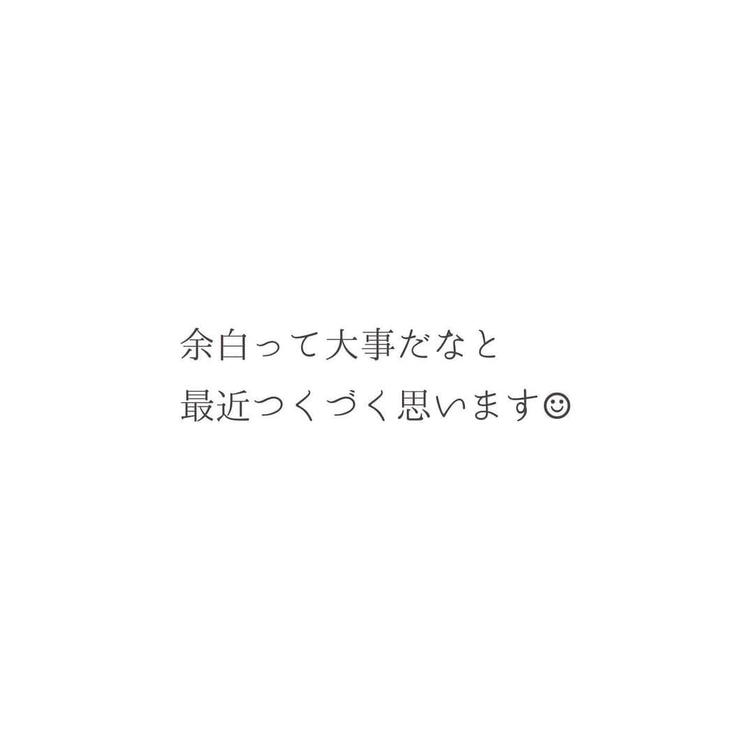 瀧本真奈美さんのインスタグラム写真 - (瀧本真奈美Instagram)「おはようございます♡ . . 今日はゆとりのお話です☺︎ . . ものを減らしてから なんだか気持ちに余裕が できてきた気がします✳︎ . . 片付けなきゃ 片付けなきゃって 思わなくなりました。 . . 今の暮らしがとても心地いいです。 . . 収納もできれば ビシーっときっちりはまる シンデレラフィットより … ◎手を入れて引き出せる ◎スムーズに引き出せる ◎動かして掃除しやすい くらいが本当は使いやすくて楽なんです✳︎ . . 使いにくいなと思ったら ゆとりも取り入れてみると いいかもしれないです♡ (^^;;） . . ✳︎✳︎✳︎✳︎✳︎✳︎✳︎✳︎✳︎✳︎ . more pic ⬇️ @takimoto_manami . . ✳︎✳︎✳︎✳︎✳︎✳︎✳︎✳︎✳︎✳︎ . . #シンプルライフ #たきまな収納 #頑張らない収納 #暮らしの記録 #心地いい暮らし #オリジナルフィット #シンデレラフィット #シンデレラは偶然にぴったりするもの #きっちり測定して作った収納は、そもそもシンデレラ？とプチ疑問が発生中 #整理収納コンサルタント #ミニマリスト #収納 #ゆとりある暮らし」7月5日 8時53分 - takimoto_manami