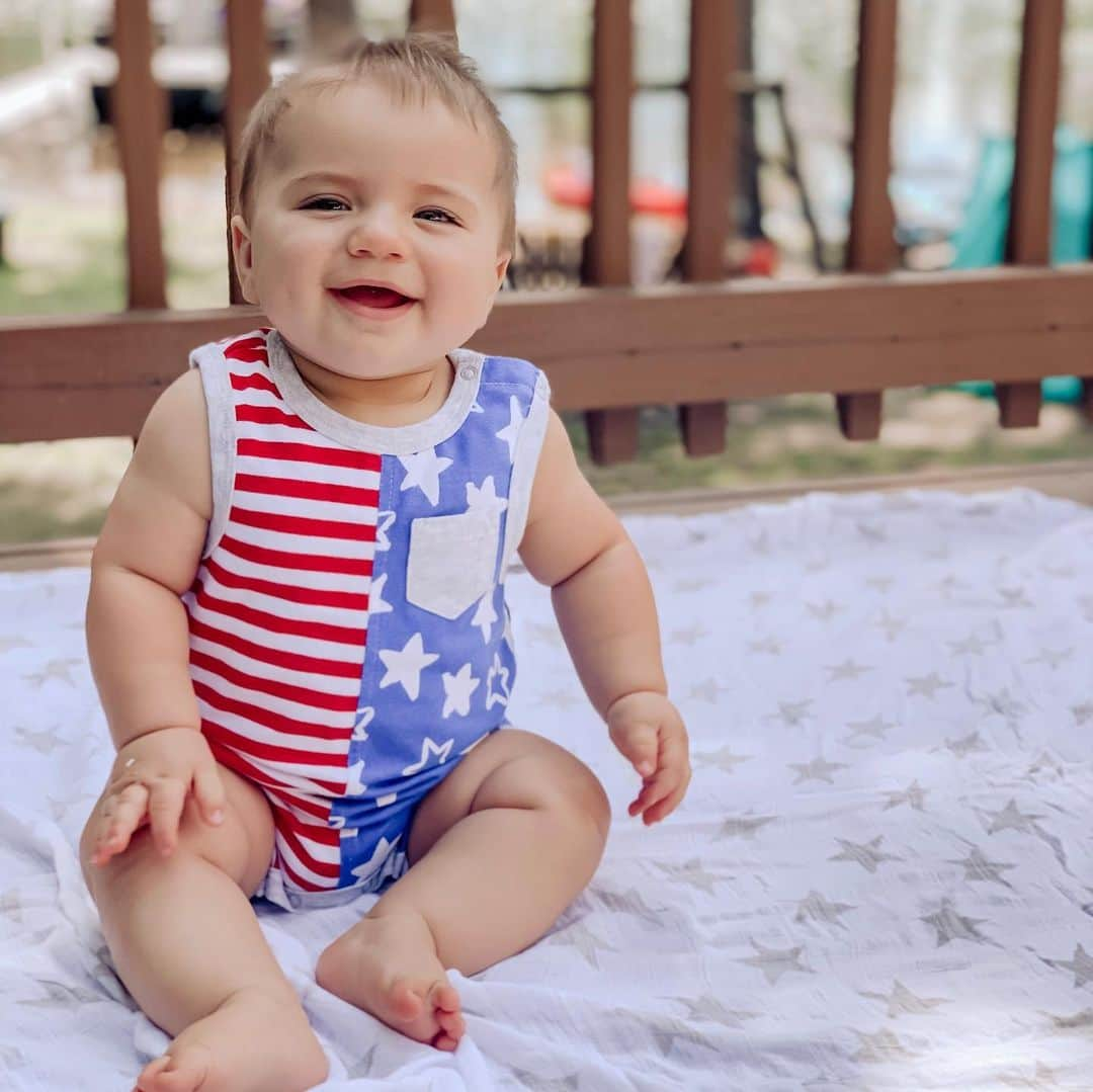 ジャナ・クレイマーさんのインスタグラム写真 - (ジャナ・クレイマーInstagram)「Someone loved his first 4th of July. But I now have about 5 sound machines going on in his room right now. #prayinghesleeps 🙈」7月5日 8時54分 - kramergirl