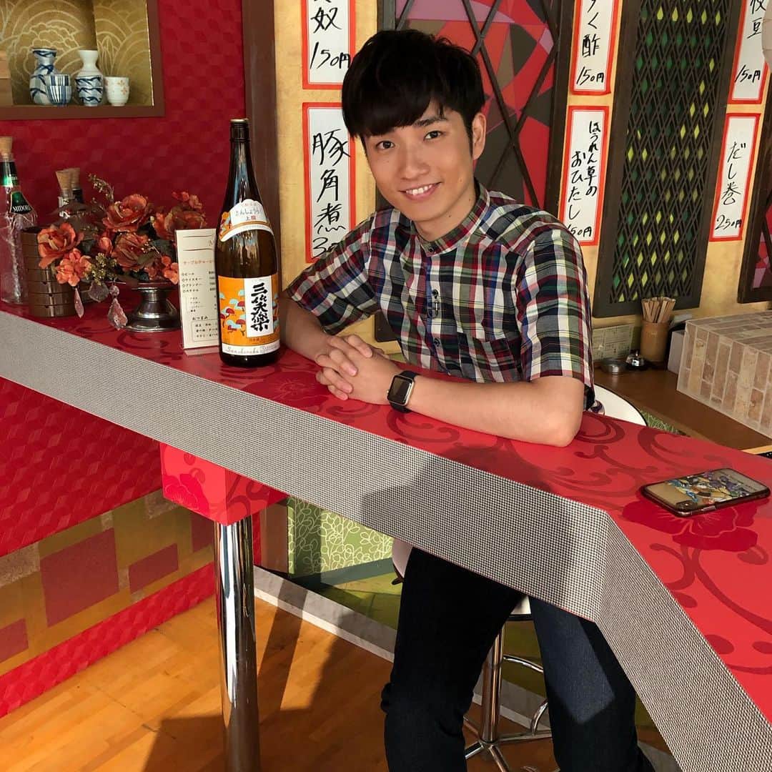 のインスタグラム：「千鳥がやっている「相席食堂」のセットの一角で、朝から酒を飲む洲崎くん(ウソです😅)。でも、妙に絵になっています！  #朝日放送テレビ  #おは朝  #ラニーノーズ  #洲崎貴郁  #イケメン  #千鳥  #相席食堂」