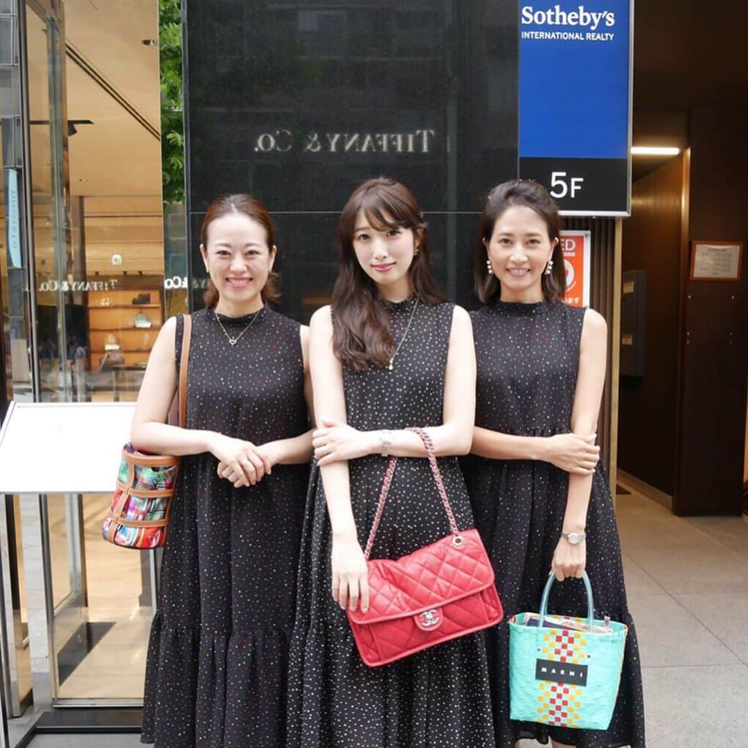 沢瀉美緒さんのインスタグラム写真 - (沢瀉美緒Instagram)「※ Wearing same dresses 😂 . おんなじお洋服で集合。 @tsurubymarikooikawa の✨ . 3人でいるときはまだしも その後かおりんと電車で2人お揃い😂 . 展示会でも人気のワンピでした💛 . . #tsurubymarikooikawa #onepiece #ワンピース #friends #友達」7月5日 8時57分 - mio_omodaka