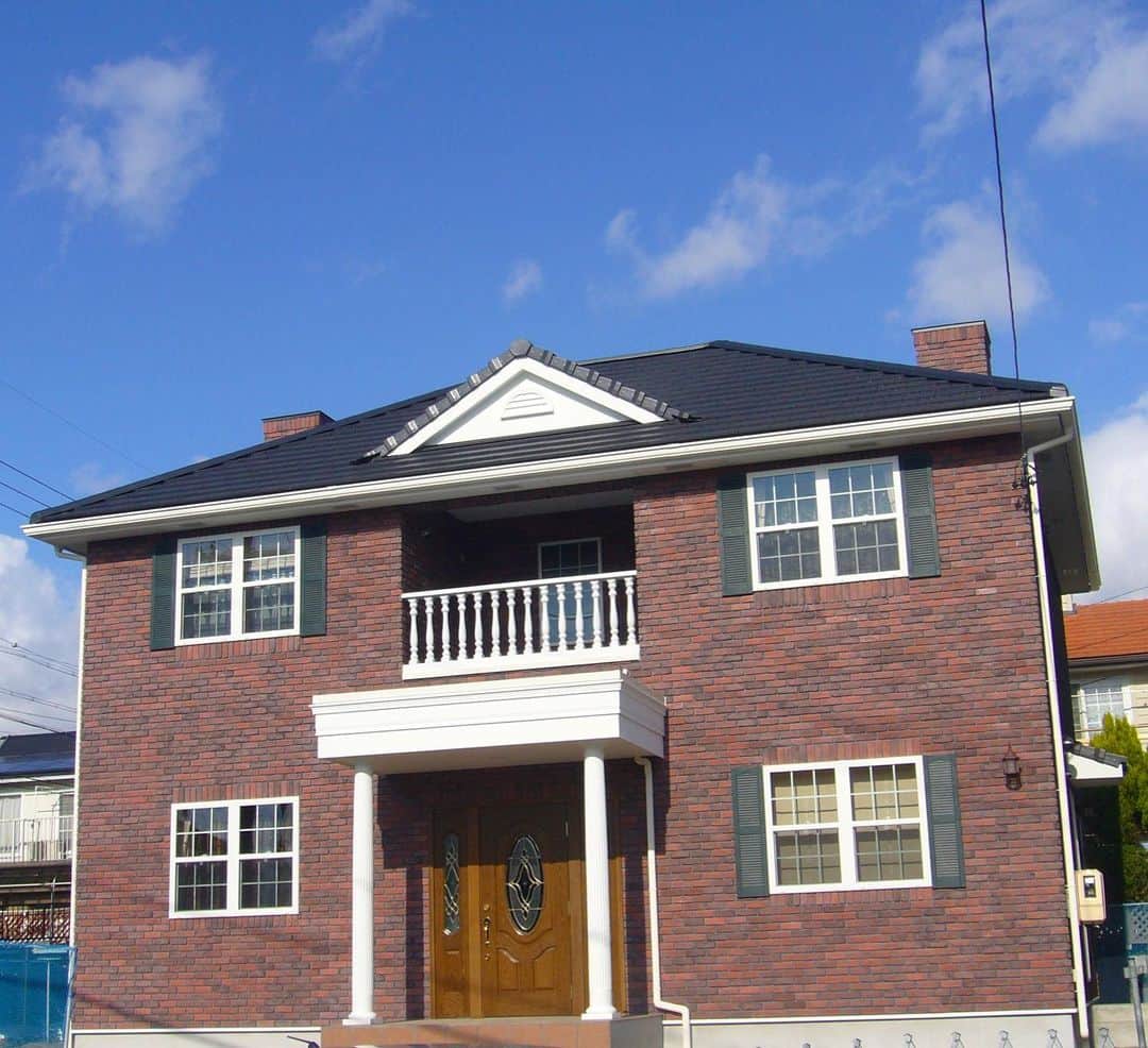 岡谷ホームズ株式会社さんのインスタグラム写真 - (岡谷ホームズ株式会社Instagram)「ジョージアンスタイルのお家 ・ ・ ・ 重厚感あるジョージアンスタイルの外観✨ ・ 玄関ポーチのコラム柱や屋根、2階のバラスター手すりなど、白い装飾が美しく映えます😊 ・ ・ ・ ・ プロフィール「@okayahomes」より、ウェブサイト www.okaya-homes.co.jp へのリンクができます！ 施工事例やオーナー様からいただいた貴重なお言葉、スタッフブログも掲載しています！ぜひご覧ください😊 エアコンではない新しい選択「光冷暖」のご体感は、モデルハウスへどうぞ！ ・ ・ ・ #岡谷ホームズ #okayahomes #家族が健康で快適に暮らせる家🍀 #施工事例 #四季を通して清々しく #輸入住宅 #注文住宅 #八事ハウジング #名古屋 #愛知県 #三重県 #岐阜 #新築 #home #myhome #design #ジョージアン #シンメトリー #コラム柱 #バラスター #家 #家づくり #暮らしを楽しむ #丁寧な暮らし #こだわりの家」7月5日 9時04分 - okayahomes
