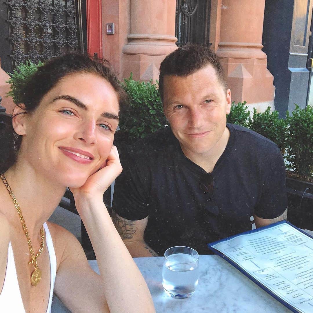 ヒラリー・ローダのインスタグラム：「Happy 4th! Having an early dinner bc I have to wake up at 5 am tmrw for work 😳🇺🇸🎇♥️」