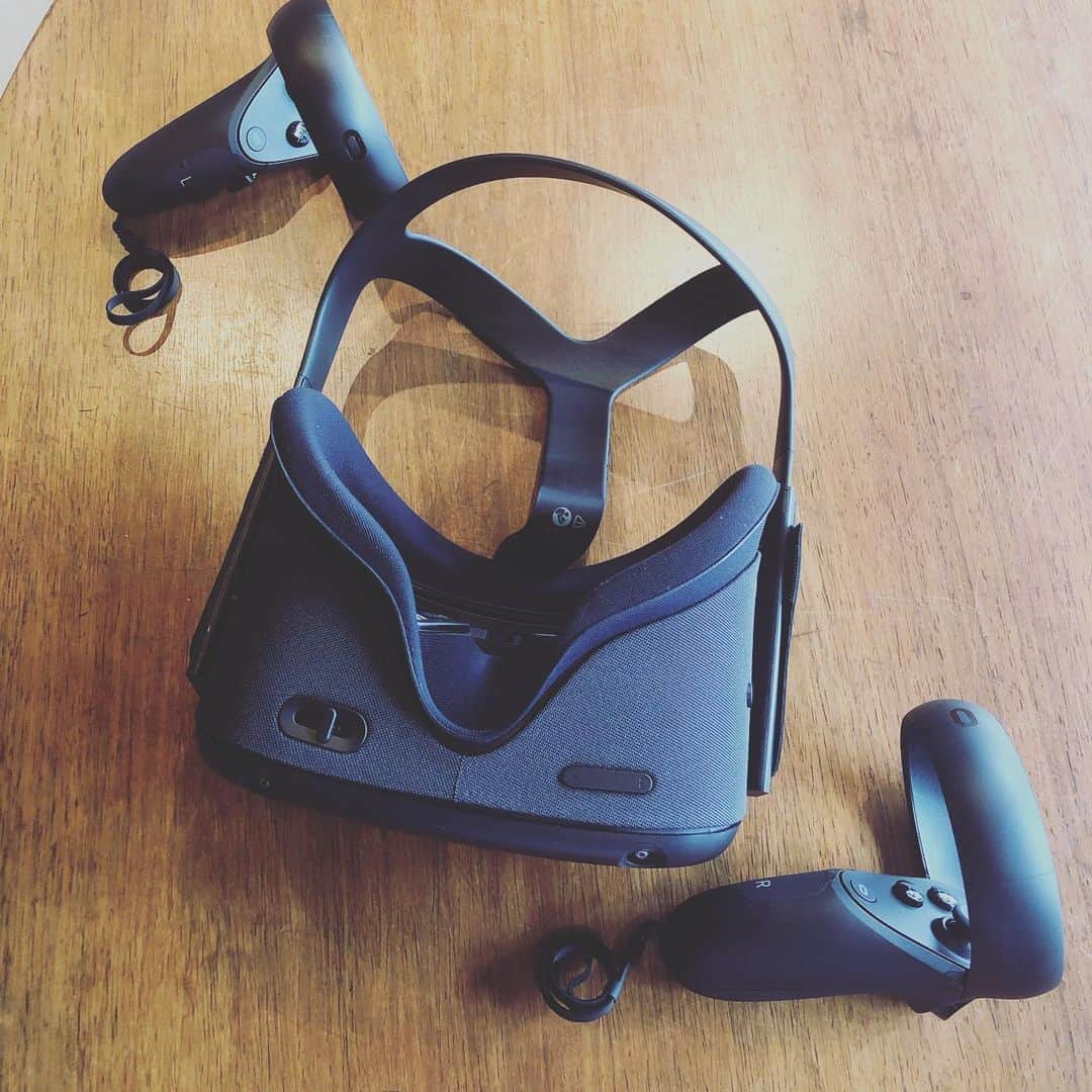 ひうらさとるのインスタグラム：「先日うめさんちでやらせてもらったVR、oculus questをまんまと買いました…。た、楽しい。遊びたいがばっかりにお仕事昼間に集中やってして、朝晩遊んでます。Beat Saber難しい…。毎日やってると筋トレより効くらしいので楽しくがんばろー❤︎ #oculusquest  #VR #beatsaber」