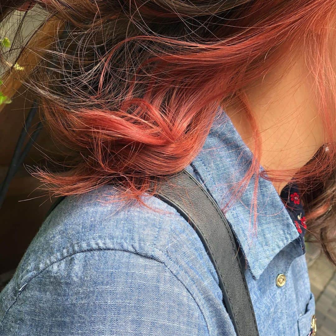 【北堀江・美容室 peaks hair】のインスタグラム：「インナーカラー✂️ 一回ブリーチしてその上からピンク系の色を入れています😊  スタイリスト  堀口  #peakshair #ピークスヘアー#堀江#北堀江#美容室##Instahair#hairstyle#Instafashion#イルミナカラー#小顔#美意識#おしゃれな人と繋がりたい#おしゃれ#お洒落#ヘアアレンジ#ヘアスタイル」