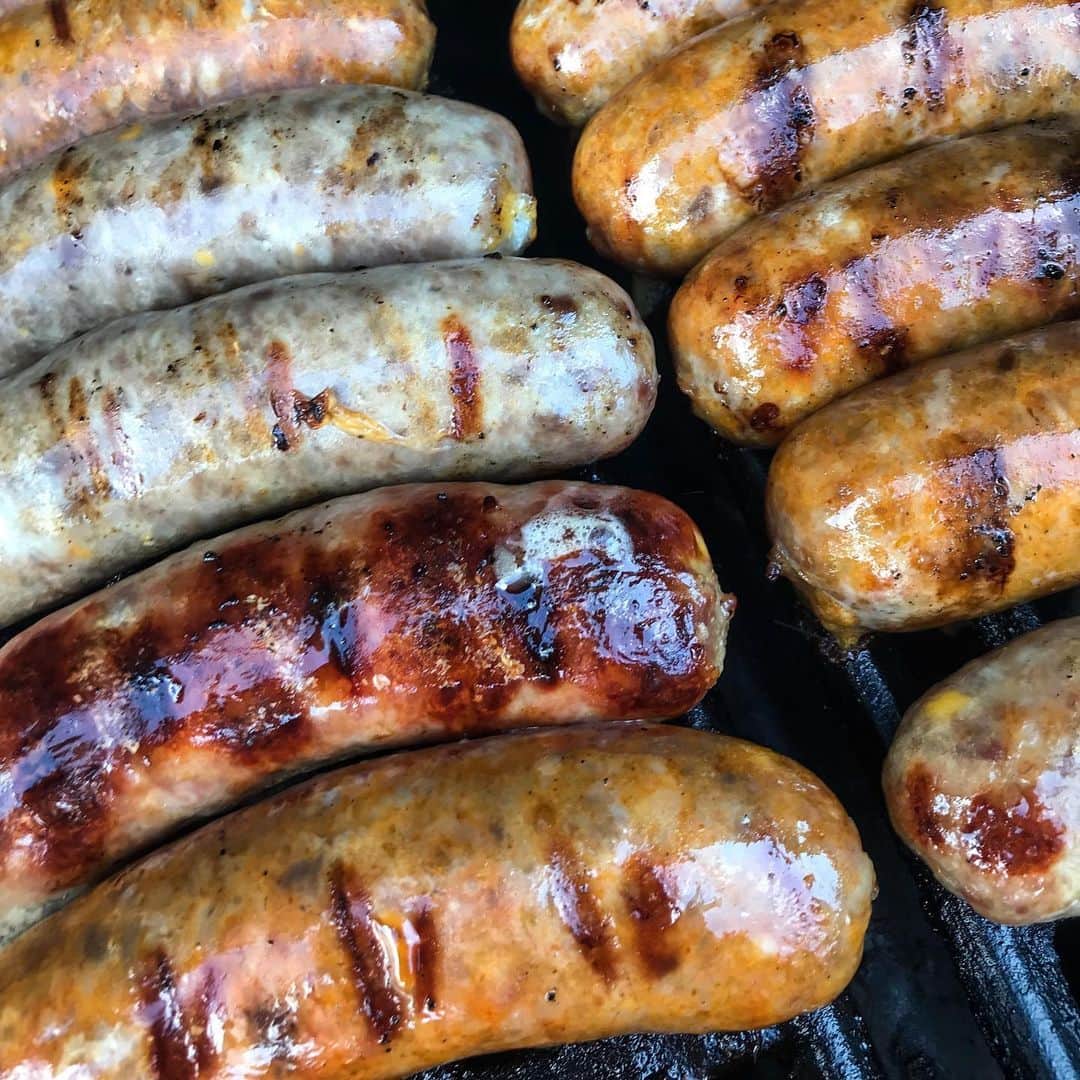 ジョンソンヴィルのインスタグラム：「This is what our grill looked like today! The #BigTasteGrill pulled up to Uncle Mike and Aunt Terry’s #FourthOfJuly party to grill up goodness for the group. How mouth-watering do those brats look? #CrashingCookouts 🇺🇸 #independenceday」