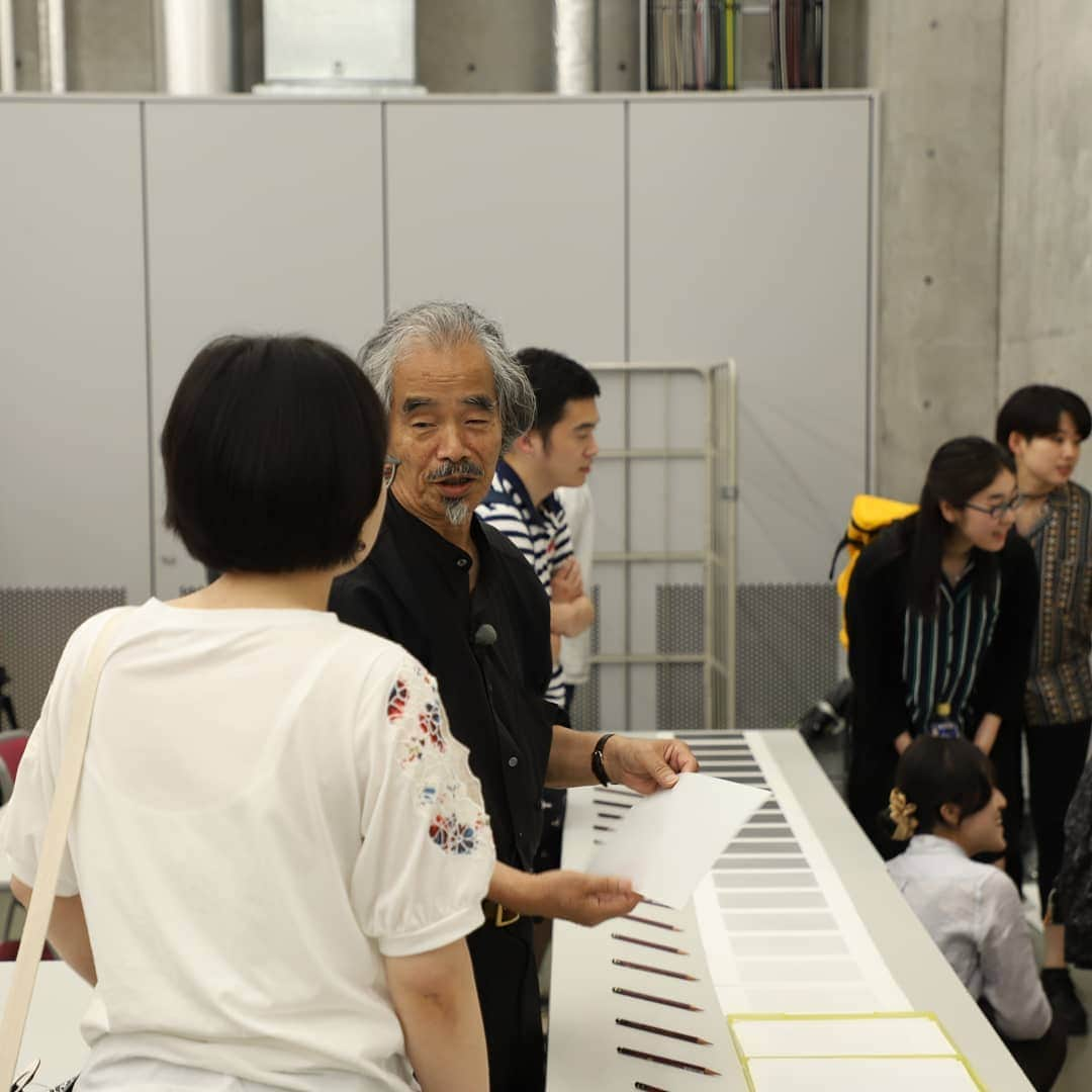 東京造形大学 Tokyo Zokei Universityさんのインスタグラム写真 - (東京造形大学 Tokyo Zokei UniversityInstagram)「_ 鉛筆画の第一人者である画家の木下晋氏による、ゲストレクチャー。 木下氏が描くリアルな「人」とその物語に触れた学生たちは、木下氏が実際に使っている鉛筆から画法に至るまで学び取ろうと、終始真剣な眼差しでした。 ・ #東京造形大学 #アート #美術 #美術大学 #大学 #授業 #美大 #絵画 #鉛筆画 #鉛筆 #tokyozokeiuniversity #arts #design #artuniversity #painting #pencil」7月5日 9時15分 - tokyo_zokei_univ_official