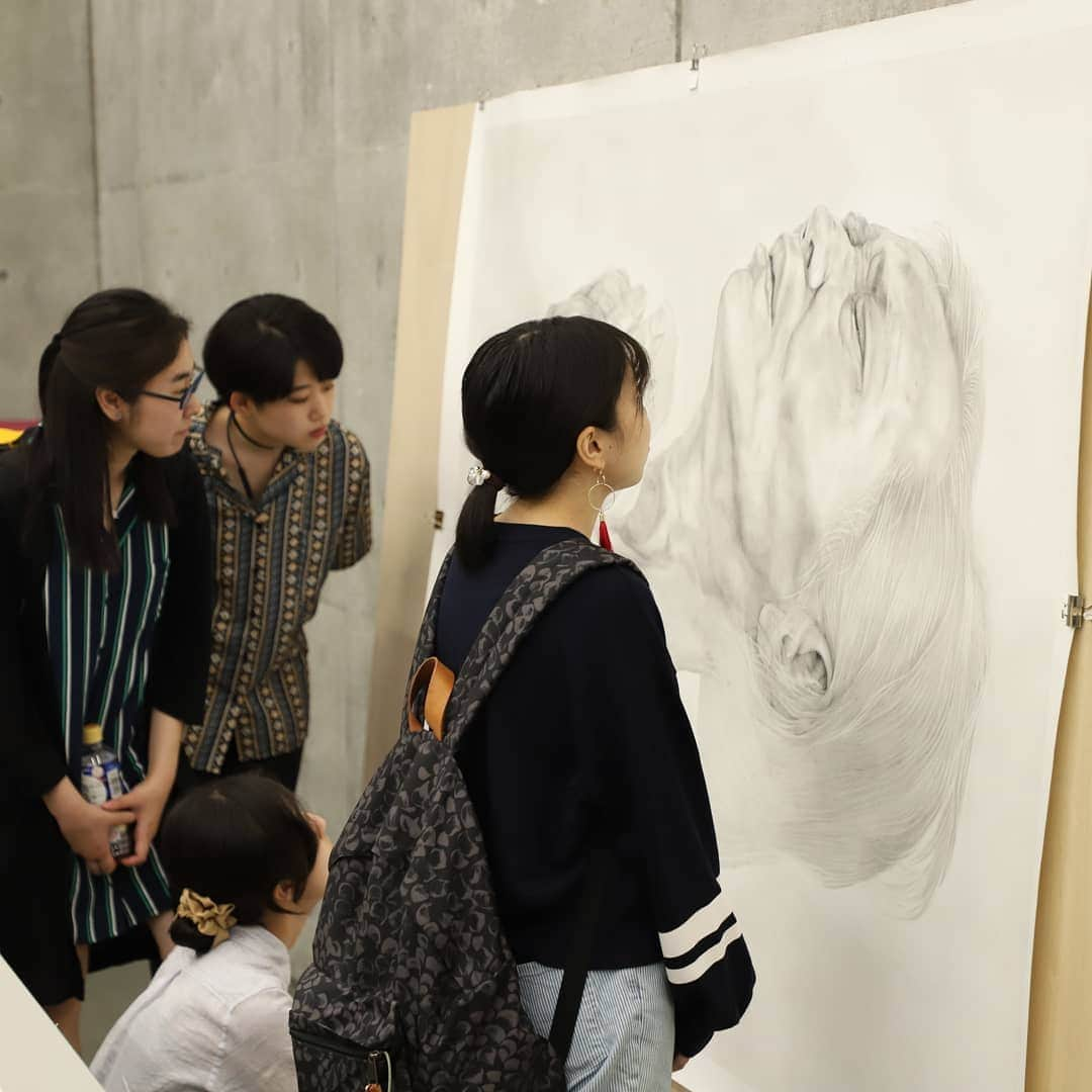 東京造形大学 Tokyo Zokei Universityさんのインスタグラム写真 - (東京造形大学 Tokyo Zokei UniversityInstagram)「_ 鉛筆画の第一人者である画家の木下晋氏による、ゲストレクチャー。 木下氏が描くリアルな「人」とその物語に触れた学生たちは、木下氏が実際に使っている鉛筆から画法に至るまで学び取ろうと、終始真剣な眼差しでした。 ・ #東京造形大学 #アート #美術 #美術大学 #大学 #授業 #美大 #絵画 #鉛筆画 #鉛筆 #tokyozokeiuniversity #arts #design #artuniversity #painting #pencil」7月5日 9時15分 - tokyo_zokei_univ_official