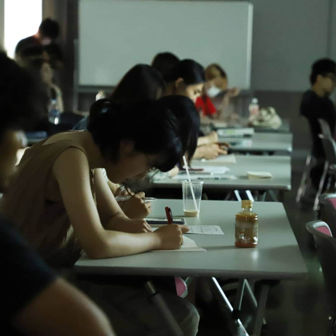 東京造形大学 Tokyo Zokei Universityさんのインスタグラム写真 - (東京造形大学 Tokyo Zokei UniversityInstagram)「_ 鉛筆画の第一人者である画家の木下晋氏による、ゲストレクチャー。 木下氏が描くリアルな「人」とその物語に触れた学生たちは、木下氏が実際に使っている鉛筆から画法に至るまで学び取ろうと、終始真剣な眼差しでした。 ・ #東京造形大学 #アート #美術 #美術大学 #大学 #授業 #美大 #絵画 #鉛筆画 #鉛筆 #tokyozokeiuniversity #arts #design #artuniversity #painting #pencil」7月5日 9時15分 - tokyo_zokei_univ_official