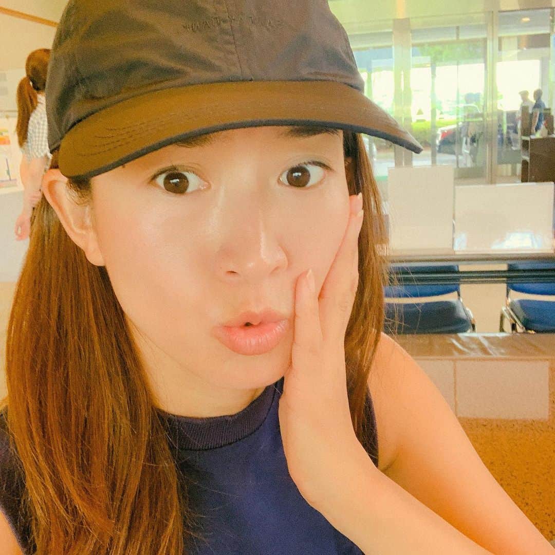森下千里のインスタグラム：「インスタにあんまりゴルフ載せて⛳️ない、、、と言われたので。 最近、いちいち写真を撮らなくなってきたほど、行ってます🤣💦 この日はメイクポーチを忘れて すっぴんでラウンド。 最初、恥ずかしかったけど、 慣れてきたら、楽でびっくり‼️ . . #golf #ゴルフ #メイク #すっぴん #sandaybank #cap」