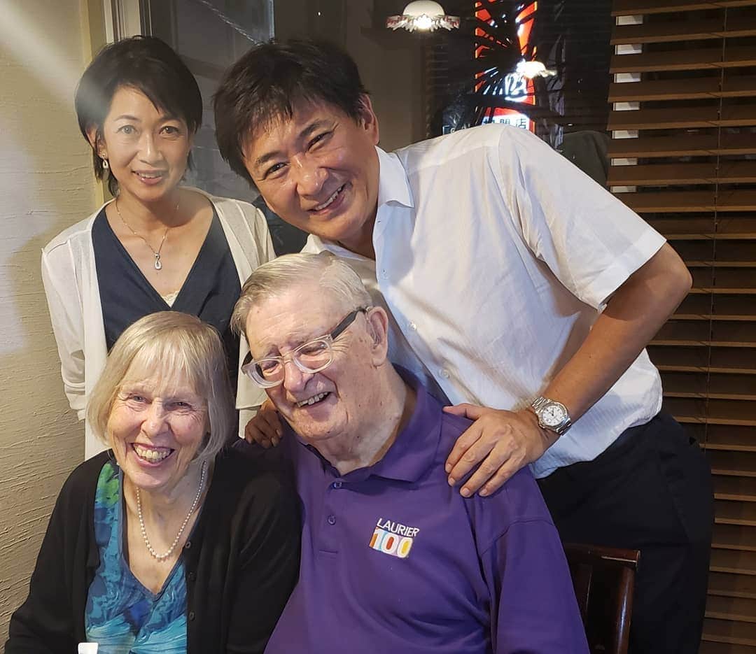 藤岡幸夫のインスタグラム：「６月２２日にティムが調度来日中でデビュー以来日本で初めて(ヨーロッパの演奏会はよくきてくれたが)僕のコンサートにきてくれた。  ２年前に書いた文章です。 ↓ 「英国在住時代の僕のDad！ティム」の話  僕の英国在住時代の僕の音大の先生でありオヤジ代わりで僕を育ててくれたティム（Timothy Reynish）が来日した。今週２２日の洗足学園音楽大学グリーンタイウィンドアンサンブルを指揮するためだ（僕も一曲指揮します）。 僕は英国在住時代はサー・チャールズ・グローヴスがMy FatherでティムはMy Dadだった。  ティムは名ホルン奏者で１０代の頃から英国名門オーケストラで活躍した（バーミンガム市交響楽団首席奏者他）後に指揮者に転向してミトロプーロス国際指揮者コンクールで優勝して活躍、マンチェスターの王立の音大の教授になってからは吹奏楽にも力を入れて多くのCD録音を残して世界的に知られ、今でも世界中を飛び回ってる。  ティムはピアノも上手で素晴らしい音楽家であるだけでなく、英国の音楽家は誰でも知ってる有名人で皆から愛されてる。  ティムの教えは素晴らしく沢山の事を学べたと同時に指揮者になるにはとにかく経験が必要という考え方で、入学するやいなやティムが振るはずだった展覧会の絵のコンサートを僕に振らせてくれたり、学内のシンフォニーオケや室内オケ、のコンサートそれにオペラの本番を勉強が間に合わないくらいたくさん振らせてくれた。  また学外でもたくさんのアマチュアオーケストラを紹介してくれてコンサートを指揮したし、サイモン・ラトルをはじめ著名指揮者を紹介してくれてリハーサル見学も沢山できた。  音大の中だけでなくしょっちゅうティムの家に遊びに行って、あらゆる管弦楽曲を連弾しながら勉強した。勉強だけでなく、しょっちゅうかみさんと一緒にご飯をご馳走してもらい、ティムの奥さんのヒラリーや息子、娘さん達と家族ぐるみで付き合って僕を育ててくれた大恩人なのだ。」