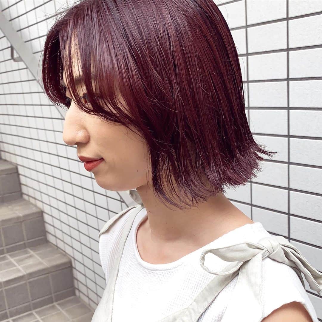 並木一樹さんのインスタグラム写真 - (並木一樹Instagram)「パツっとしたボブにワインレッド🍷🌿 ・ @b_e_n_a_92  ちゃんいつもありがと〜🕺✨ ・ スタイリングのコツなどもお気軽に相談してください🌿 ・ バッサリカットもお任せください✂︎ #hair#cut #bob#color #namikihair #short #ショートヘア #ベリーショート #ハンサムショート #パーマヘア#ショートパーマ#パーマショート#ダブルカラー #プラムレッド#ワインレッド」7月5日 9時27分 - casi_namiki