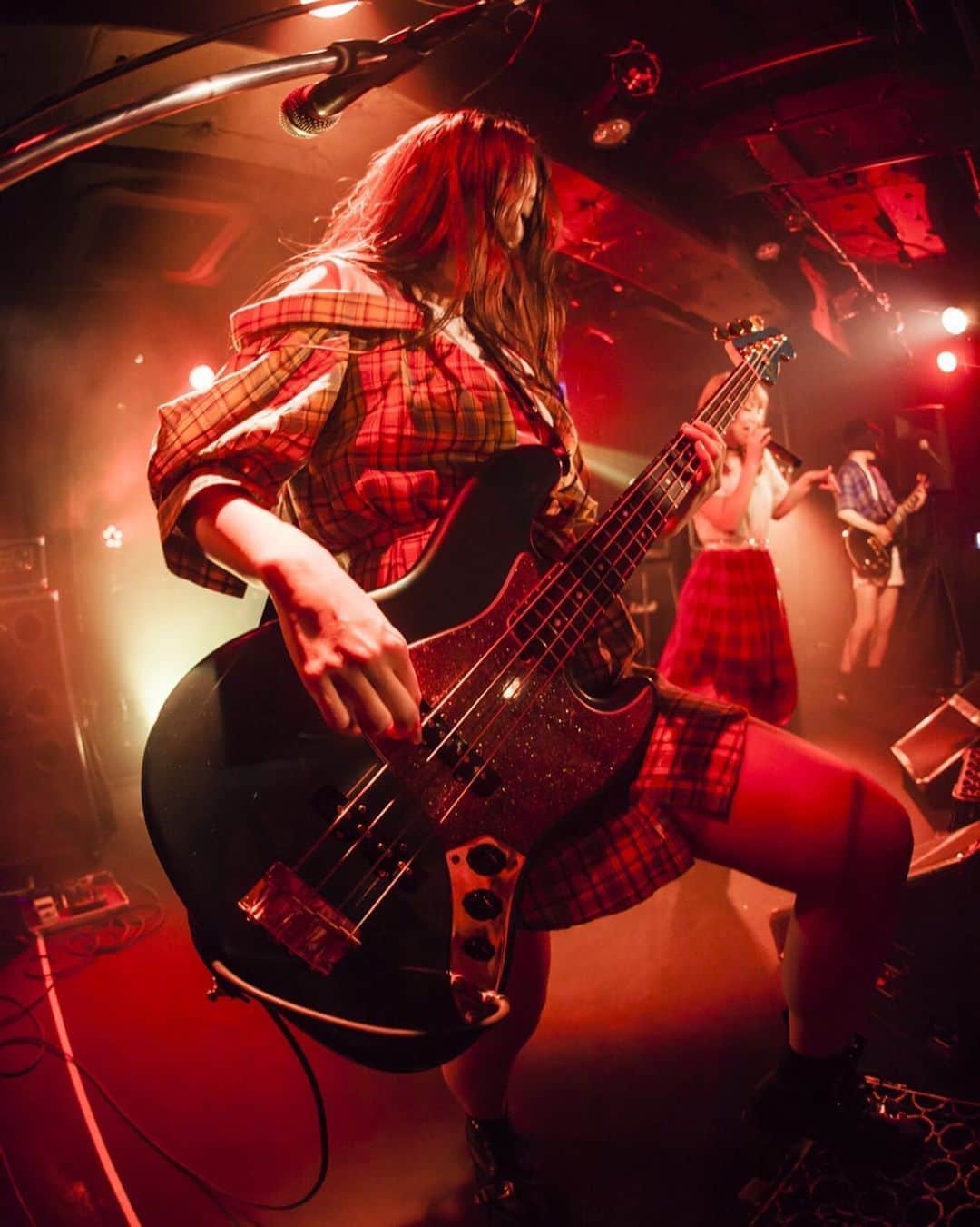 NOHANAのインスタグラム：「2019年下半期もよろしく💎  photo by @mck_2_ ・ #bass #bassgirl #fender #jazzbass #live #ベース女子 #CHECKME #ちぇくみ」