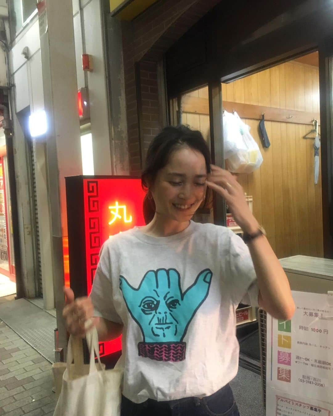 北澤 宏美さんのインスタグラム写真 - (北澤 宏美Instagram)「さすがにこのTシャツ着ながら 澄まし顔では撮れなかった🥴 そして抑えきれなかった手🤙🏻 #町中華 #格好」7月5日 9時30分 - romihy58