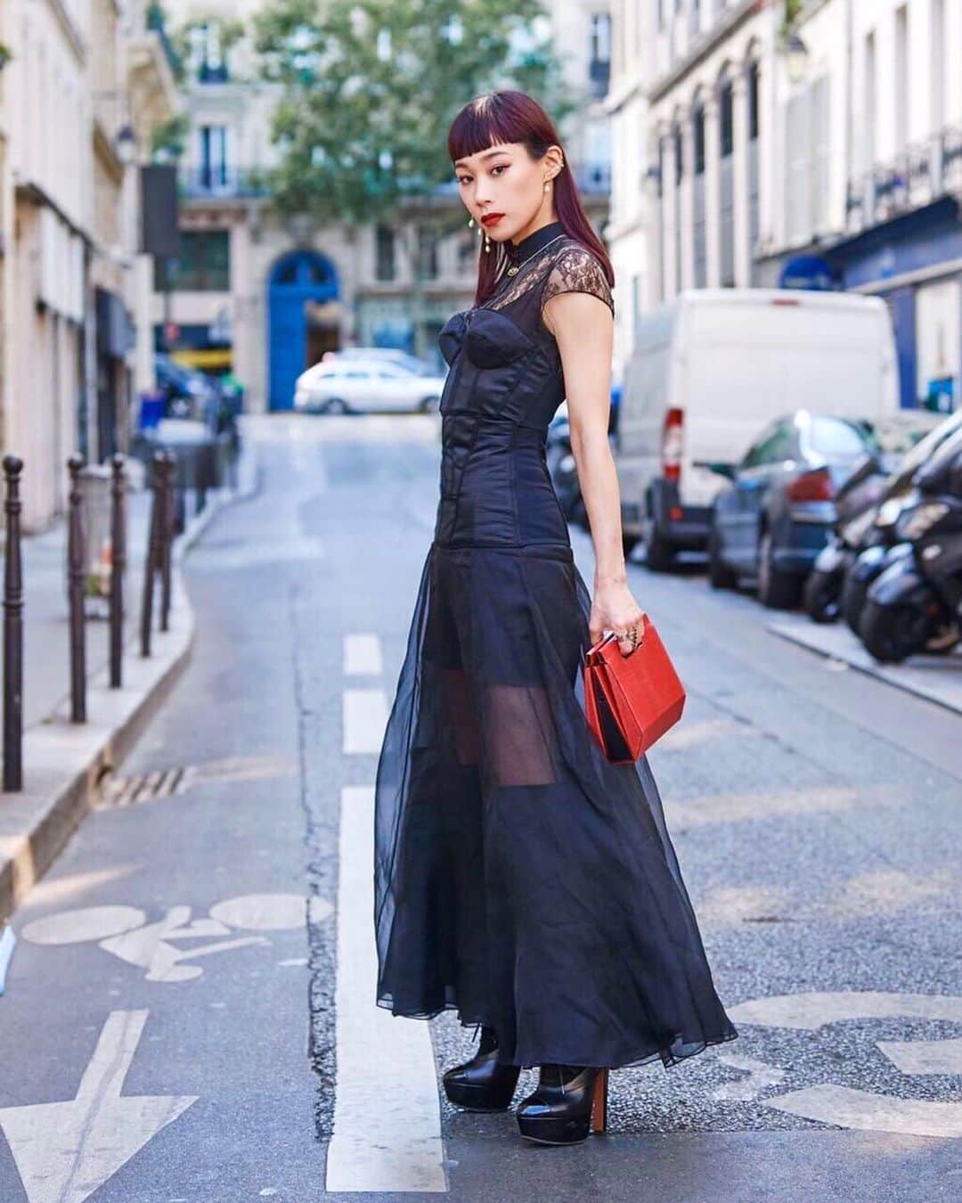 のインスタグラム：「今回初めてゴルチェのショーにお邪魔しました！！！ 服も曲もブレてなさ過ぎて感動した👏🏻👏🏻😭 こういうショーを観れるのはパリならでは。大好き💖😌💖 at @jpgaultierofficial show❤️ The show was so fun with beautiful dresses and nice music 🎶 👏🏻👏🏻😍 dress @oliviertheyskens  bag @verbreuilparis  shoes @azzedinealaiaofficial  #pfw #paris #jeanpaulgaultier #oliviertheyskens #verbreuilparis #強め picture by @shootingthestyle」