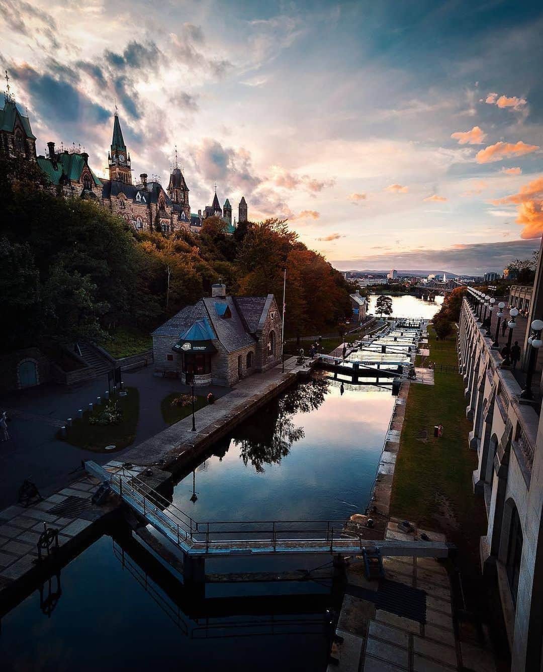 Explore Canadaさんのインスタグラム写真 - (Explore CanadaInstagram)「Looking for ideas on how to explore Ottawa? We recommend walking through the historical ByWard Market - a small neighbourhood filled with eclectic shops, boutiques and restaurants. Head to Tomo Restaurant for spectacular sushi, have brunch at Benny’s Bistro, and visit The House of Cheese to choose from over 500 different varieties from around the world! #ExploreCanada 📷: @malthezimakoff 📍: @ottawatourism, @ontariotravel . #myottawa #discoveron」7月5日 0時41分 - explorecanada