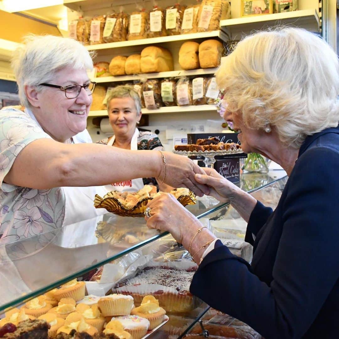 ロイヤル・ファミリーさんのインスタグラム写真 - (ロイヤル・ファミリーInstagram)「This week, The Prince of Wales and The Duchess of Cornwall are carrying out engagements on their annual week in Wales.  On Monday, The Prince attended a regimental memorial service and the laying up of the old Standard with 1st The Queen's Dragoon Guards to mark the Regiment's sixtieth anniversary.  The following day, His Royal Highness visited South Wales Police HQ to celebrate their 50th anniversary and dedicate the memorial garden, which features walls inscribed with the names of all colleagues who have died in service.  The Prince also visited the Royal Glamorgan Hospital and The Duchess visited the Dolau Bran Lunch Club in celebration of the club's 40th anniversary. In the evening, Their Royal Highnesses hosted an evening of music and drama at their Welsh home, Llwynywermod.  Yesterday, Their Royal Highnesses attended celebrations in Victoria Park for the 50th anniversary of Swansea's City status, which was granted in 1969 following The Prince's Investiture.  The Prince visited The Morriston Tabernacle Chapel to meet members of the congregation and also visited the National Botanic Garden of Wales to learn more about The National Seed Bank of Wales  The Duchess, meanwhile, visited The Lyric theatre and Carmarthen Market, which was recently named Best Market in Wales by Slow Food Cymru. Follow @clarencehouse for more this week.」7月5日 0時37分 - theroyalfamily