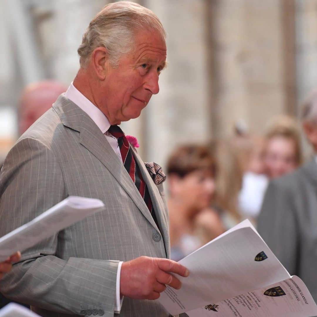 ロイヤル・ファミリーさんのインスタグラム写真 - (ロイヤル・ファミリーInstagram)「This week, The Prince of Wales and The Duchess of Cornwall are carrying out engagements on their annual week in Wales.  On Monday, The Prince attended a regimental memorial service and the laying up of the old Standard with 1st The Queen's Dragoon Guards to mark the Regiment's sixtieth anniversary.  The following day, His Royal Highness visited South Wales Police HQ to celebrate their 50th anniversary and dedicate the memorial garden, which features walls inscribed with the names of all colleagues who have died in service.  The Prince also visited the Royal Glamorgan Hospital and The Duchess visited the Dolau Bran Lunch Club in celebration of the club's 40th anniversary. In the evening, Their Royal Highnesses hosted an evening of music and drama at their Welsh home, Llwynywermod.  Yesterday, Their Royal Highnesses attended celebrations in Victoria Park for the 50th anniversary of Swansea's City status, which was granted in 1969 following The Prince's Investiture.  The Prince visited The Morriston Tabernacle Chapel to meet members of the congregation and also visited the National Botanic Garden of Wales to learn more about The National Seed Bank of Wales  The Duchess, meanwhile, visited The Lyric theatre and Carmarthen Market, which was recently named Best Market in Wales by Slow Food Cymru. Follow @clarencehouse for more this week.」7月5日 0時37分 - theroyalfamily