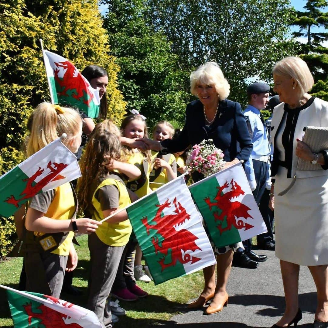 ロイヤル・ファミリーさんのインスタグラム写真 - (ロイヤル・ファミリーInstagram)「This week, The Prince of Wales and The Duchess of Cornwall are carrying out engagements on their annual week in Wales.  On Monday, The Prince attended a regimental memorial service and the laying up of the old Standard with 1st The Queen's Dragoon Guards to mark the Regiment's sixtieth anniversary.  The following day, His Royal Highness visited South Wales Police HQ to celebrate their 50th anniversary and dedicate the memorial garden, which features walls inscribed with the names of all colleagues who have died in service.  The Prince also visited the Royal Glamorgan Hospital and The Duchess visited the Dolau Bran Lunch Club in celebration of the club's 40th anniversary. In the evening, Their Royal Highnesses hosted an evening of music and drama at their Welsh home, Llwynywermod.  Yesterday, Their Royal Highnesses attended celebrations in Victoria Park for the 50th anniversary of Swansea's City status, which was granted in 1969 following The Prince's Investiture.  The Prince visited The Morriston Tabernacle Chapel to meet members of the congregation and also visited the National Botanic Garden of Wales to learn more about The National Seed Bank of Wales  The Duchess, meanwhile, visited The Lyric theatre and Carmarthen Market, which was recently named Best Market in Wales by Slow Food Cymru. Follow @clarencehouse for more this week.」7月5日 0時37分 - theroyalfamily