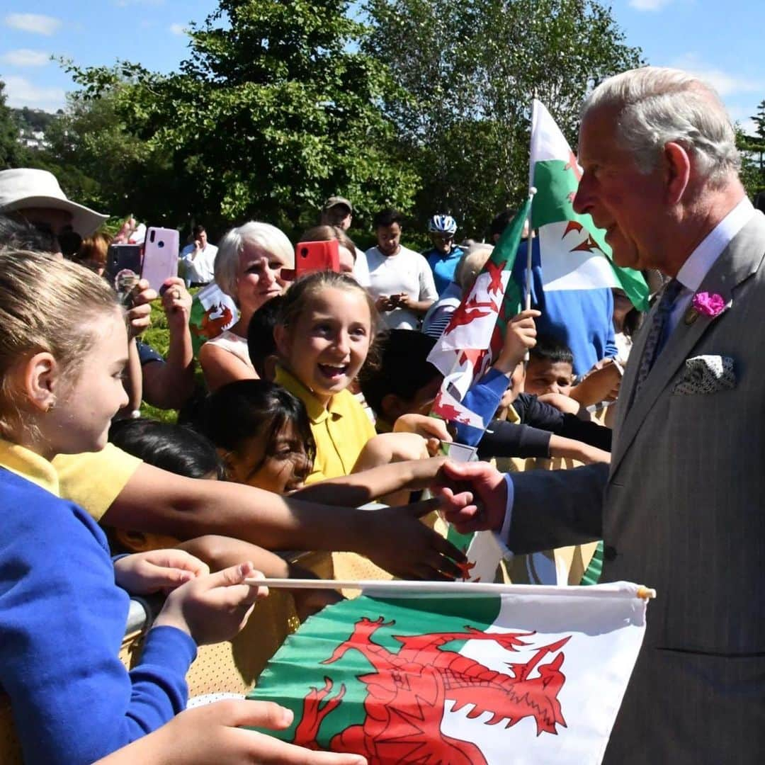 ロイヤル・ファミリーさんのインスタグラム写真 - (ロイヤル・ファミリーInstagram)「This week, The Prince of Wales and The Duchess of Cornwall are carrying out engagements on their annual week in Wales.  On Monday, The Prince attended a regimental memorial service and the laying up of the old Standard with 1st The Queen's Dragoon Guards to mark the Regiment's sixtieth anniversary.  The following day, His Royal Highness visited South Wales Police HQ to celebrate their 50th anniversary and dedicate the memorial garden, which features walls inscribed with the names of all colleagues who have died in service.  The Prince also visited the Royal Glamorgan Hospital and The Duchess visited the Dolau Bran Lunch Club in celebration of the club's 40th anniversary. In the evening, Their Royal Highnesses hosted an evening of music and drama at their Welsh home, Llwynywermod.  Yesterday, Their Royal Highnesses attended celebrations in Victoria Park for the 50th anniversary of Swansea's City status, which was granted in 1969 following The Prince's Investiture.  The Prince visited The Morriston Tabernacle Chapel to meet members of the congregation and also visited the National Botanic Garden of Wales to learn more about The National Seed Bank of Wales  The Duchess, meanwhile, visited The Lyric theatre and Carmarthen Market, which was recently named Best Market in Wales by Slow Food Cymru. Follow @clarencehouse for more this week.」7月5日 0時37分 - theroyalfamily