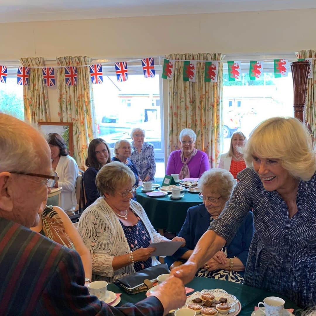 ロイヤル・ファミリーさんのインスタグラム写真 - (ロイヤル・ファミリーInstagram)「This week, The Prince of Wales and The Duchess of Cornwall are carrying out engagements on their annual week in Wales.  On Monday, The Prince attended a regimental memorial service and the laying up of the old Standard with 1st The Queen's Dragoon Guards to mark the Regiment's sixtieth anniversary.  The following day, His Royal Highness visited South Wales Police HQ to celebrate their 50th anniversary and dedicate the memorial garden, which features walls inscribed with the names of all colleagues who have died in service.  The Prince also visited the Royal Glamorgan Hospital and The Duchess visited the Dolau Bran Lunch Club in celebration of the club's 40th anniversary. In the evening, Their Royal Highnesses hosted an evening of music and drama at their Welsh home, Llwynywermod.  Yesterday, Their Royal Highnesses attended celebrations in Victoria Park for the 50th anniversary of Swansea's City status, which was granted in 1969 following The Prince's Investiture.  The Prince visited The Morriston Tabernacle Chapel to meet members of the congregation and also visited the National Botanic Garden of Wales to learn more about The National Seed Bank of Wales  The Duchess, meanwhile, visited The Lyric theatre and Carmarthen Market, which was recently named Best Market in Wales by Slow Food Cymru. Follow @clarencehouse for more this week.」7月5日 0時37分 - theroyalfamily