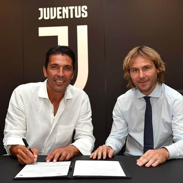 ポール・ポグバさんのインスタグラム写真 - (ポール・ポグバInstagram)「Love it 🥰 Legends #Buffon #Nedved」7月5日 0時47分 - juvefanpage