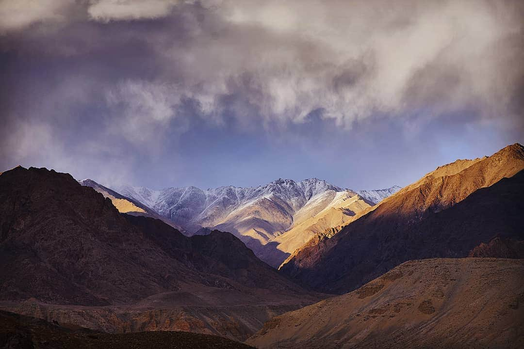 Cory Richardsさんのインスタグラム写真 - (Cory RichardsInstagram)「Ladakh, India. Shot #onassignment for @natgeotravel  #mountains #travel #light #landscape #nature」7月5日 0時50分 - coryrichards