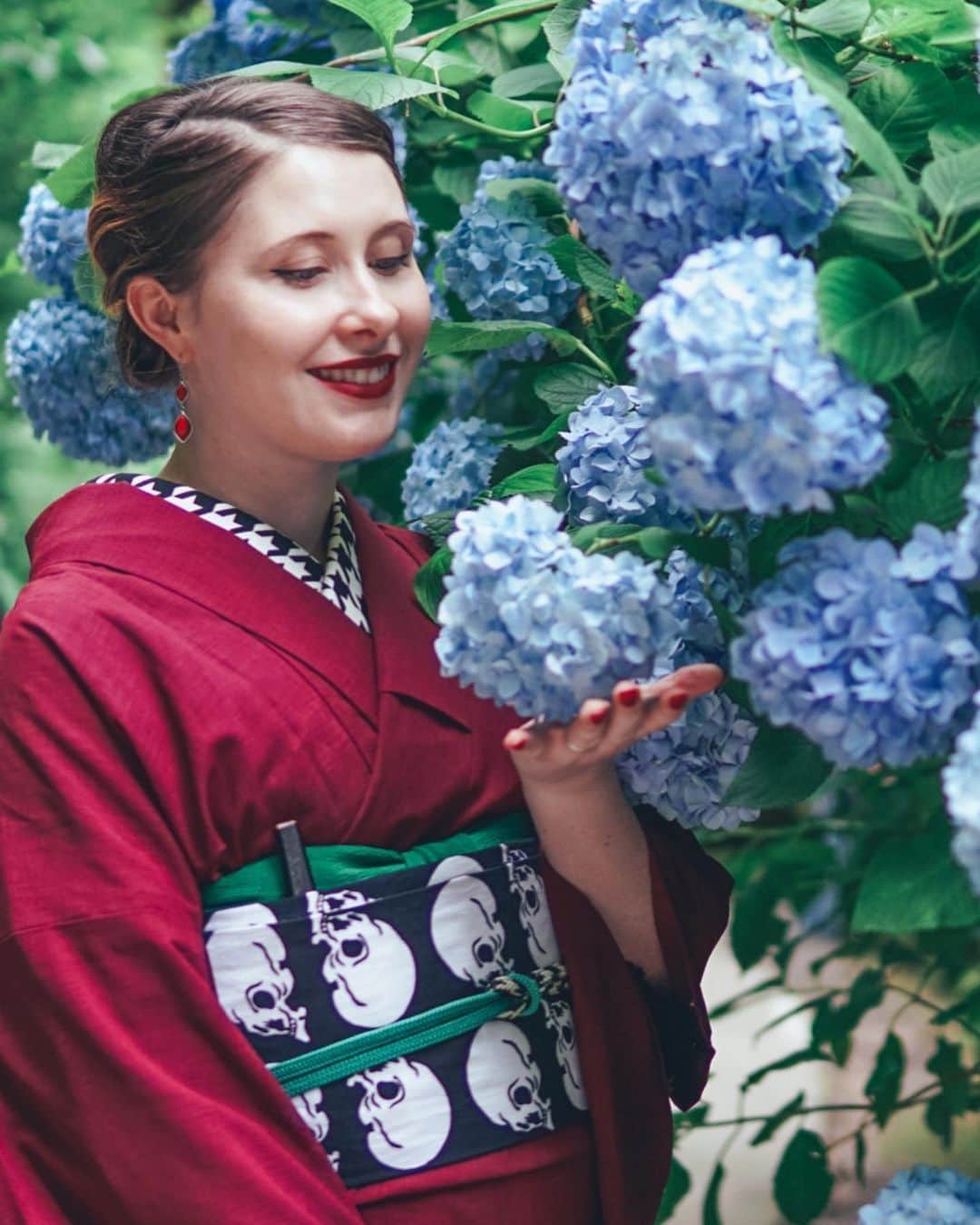 Anji SALZさんのインスタグラム写真 - (Anji SALZInstagram)「The rainy season is kinda annoying with the gloomy weather and rain ☔️ but at least the hydrangea are pretty and it’s not as hot yet 😆 Had a little day trip to the Meigetsu-in in Kamakura last month with @ets and it was sweet! (Btw. I know everything looks great on Instagram but actually it was pretty crowded.. and for the staircase pictures I actually posed in front of an angry photographer mob which you can’t see in the pictures 😆🙈💦 Was quite scary hah!) そろそろ梅雨に飽きてくるかも。😒 でも紫陽花は素敵だよね。💙💜 先月は鎌倉の明月院に行ってきた。とても良かったけど、もちろん人は多い！ インスタ用の写真だと分からないけど、階段の写真は閉園時間に撮ったけど、そのときもずっと階段下にカメラマン山ほどいて、怖かったけど、一瞬そこで邪魔した😛 ごめんねw  Kimono: second hand Obi: @modoribashi.kento.watanabe Kanzashi: @momoveronicapich」7月5日 0時51分 - salztokyo