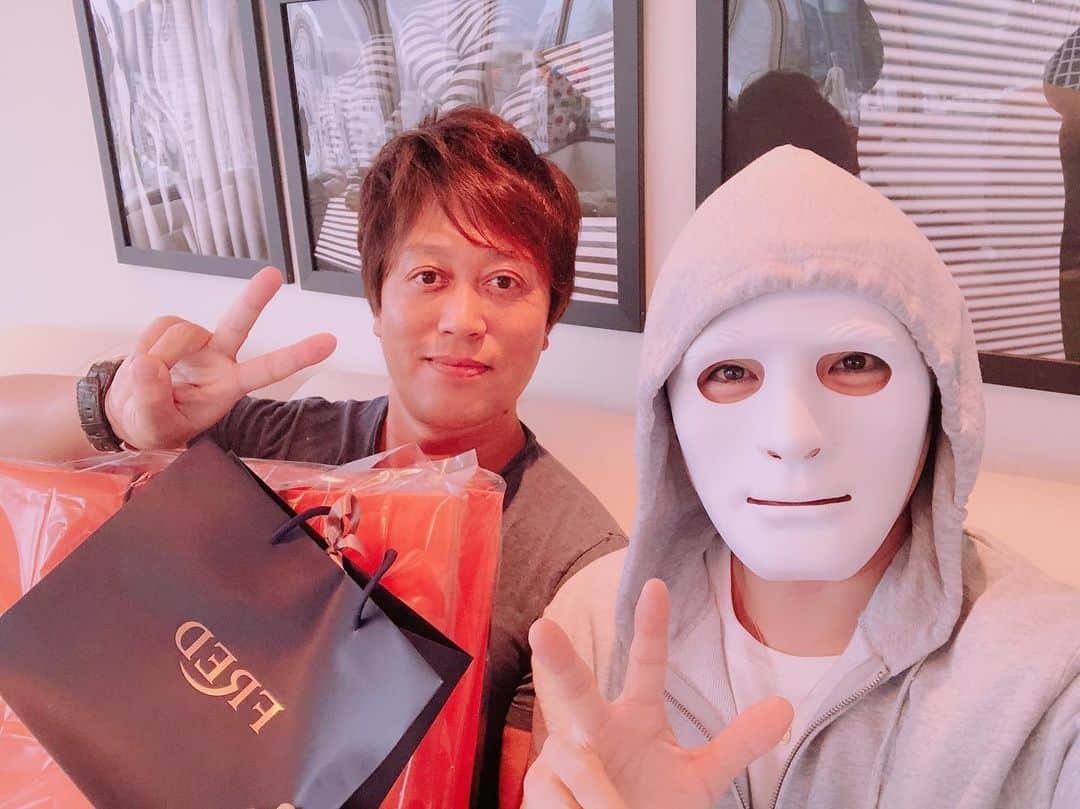 ラファエルさんのインスタグラム写真 - (ラファエルInstagram)「TAクリニックの嶽崎先生が今月誕生日なのでお祝いしてきた😄 お揃いのブレスレットにした！w  今日の動画も大阪TAでラファエルがバージョンアップした動画なので、まだの方は見て下さい😌  #銀座taクリニック  #ラファエル  #日本一自由なyoutuber  #時給日本一youtuber  #イツメン」7月5日 0時55分 - raphaelangel8183