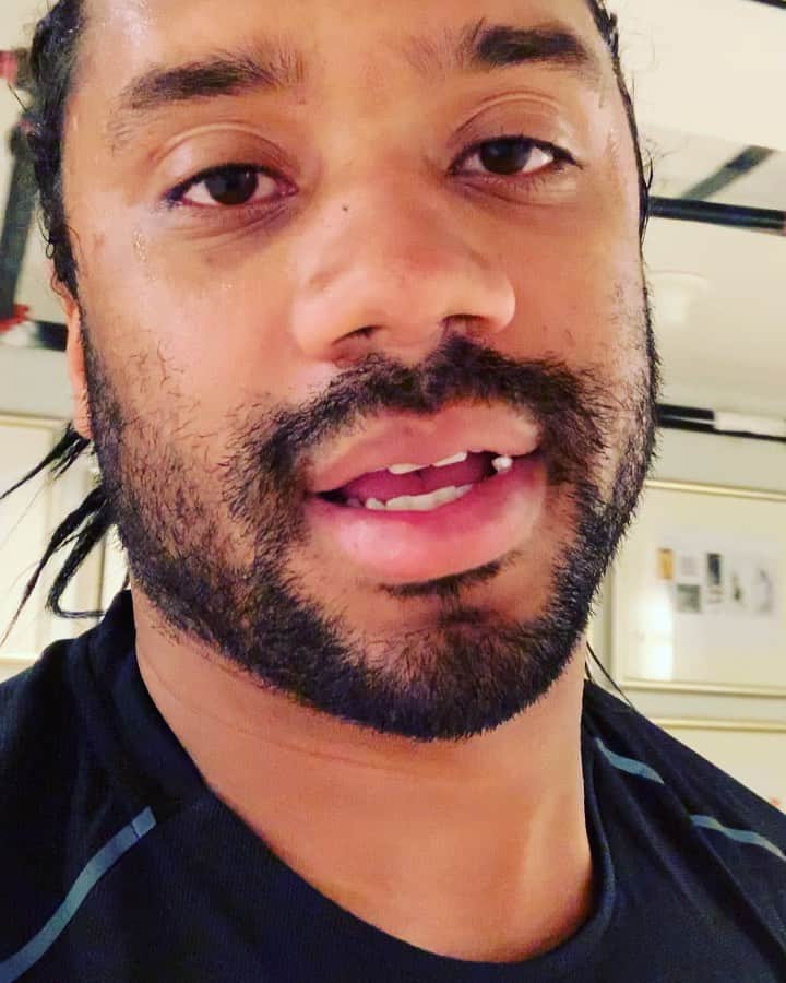 ラッセル・ウィルソンのインスタグラム：「Say Something Kind. 🙏🏾 Happy 4th of July!!! 🇺🇸🇺🇸🇺🇸」