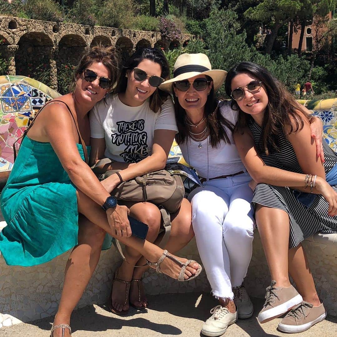 ファチマ・ベルナルデスのインスタグラム：「Foi uma delícia e deixou saudade. #tbt #bardelona. #parcguell #ferias #julho #parceiras」