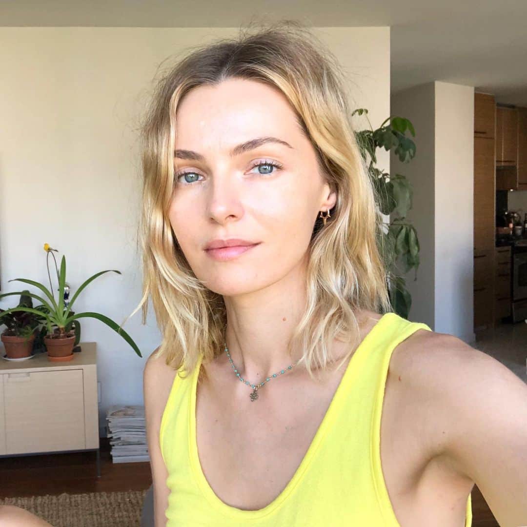 ヴァレンティナ・ゼリャヴァのインスタグラム：「The future is unknown, the past is stories in our memory like a dreams. One day I realized that clearly and I paused. And in that pause I felt something that’s very alive. I felt the beauty of being totally and absolutely in a present moment. I felt love and peace inside of me opened like a Cosmos. Disturbed or taken by no one. Be that Universe where life unfolds every moment ✨🌌✨」