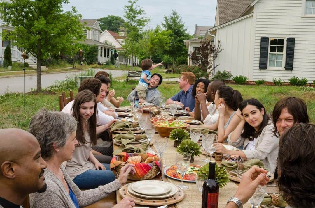 The Walking Deadさんのインスタグラム写真 - (The Walking DeadInstagram)「It wouldn't be a bbq without the #TWDFamily. Happy 4th 🇺🇸🧟!」7月5日 1時00分 - amcthewalkingdead