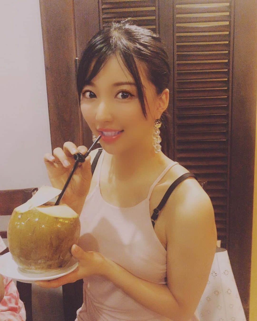 栄木明日香さんのインスタグラム写真 - (栄木明日香Instagram)「ベトナム一日目〜🇻🇳まずはご飯！てことでマダムランへ🤗ご飯も美味しくて雰囲気もめっちゃGOOD﻿ ベトナムきたらココナッツ🥥ジュースとスイカ🍉ジュースはマストですな！﻿ ﻿ そのあとはナイトライフも見たいよね〜てことでノボホテルの屋上36階のSKY36へ🤗﻿ ちょっとシュールなダンスタイムや、VS風なファッションショータイムがあってめちゃくちゃ面白いw﻿ ﻿ 上手く撮れなかったけど、36階からの夜景も最高！ ﻿ ﻿ #ベトナム #danang #ダナン #ベトナム旅行 #海外旅行 #海外グルメ #ベトナムグルメ #マダムラン #madamlan #sky36 #海外ナイトライフ #ノボホテル #novohotel #nyunyukorea」7月5日 1時01分 - liz_asuka__