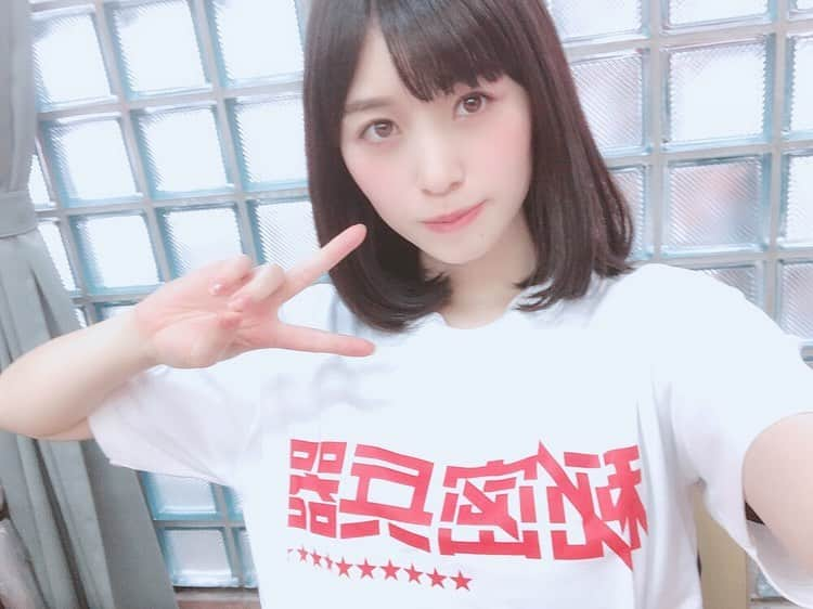 仙石みなみさんのインスタグラム写真 - (仙石みなみInstagram)「. おnewの秘密兵器Tシャツ〜♡ もうすぐ本番だぁ！ コントも長編物語も、、すごく密度が濃ゆいです！！！ 太陽と月なら月が好き。 . #愚者の品格 #秘密兵器 #tshirt #shimokitazawa #ice #moon #love」7月5日 1時03分 - sengoku_minami