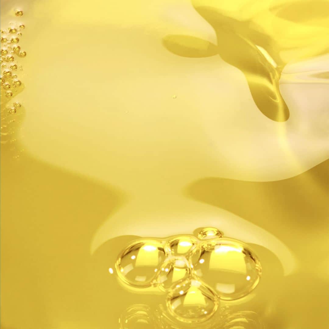 Melvita Officialのインスタグラム：「Saurez-vous retrouver à quel produit appartient cette texture ? ⠀ On vous donne un indice, il s’agit de notre huile sèche fétiche qui pénètre vite et laisse un fini non gras ! 😍⠀ #Ouialabeautebio #Melvita #madeinfrance #vacances #summertime #estival #orbio」