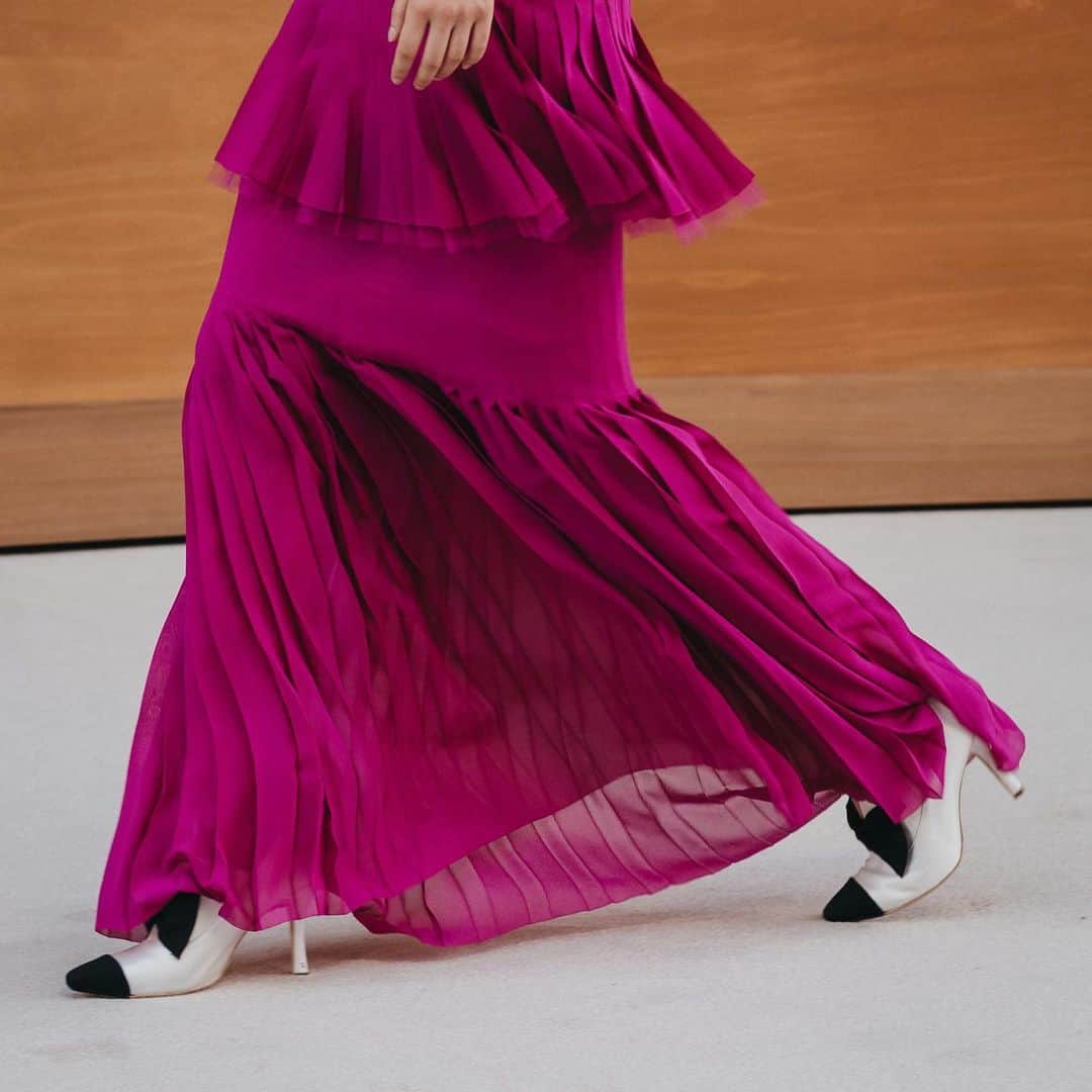 シャネルさんのインスタグラム写真 - (シャネルInstagram)「Look 36/70 — Fall-Winter 2019/20 #CHANELHauteCouture. #CHANEL #CHANELMakeup #Lognon #Massaro @chanel.beauty @massaro_paris @iamhyunjishin Long dress in fuchsia pink georgette and pleated silk tulle.」7月5日 1時04分 - chanelofficial