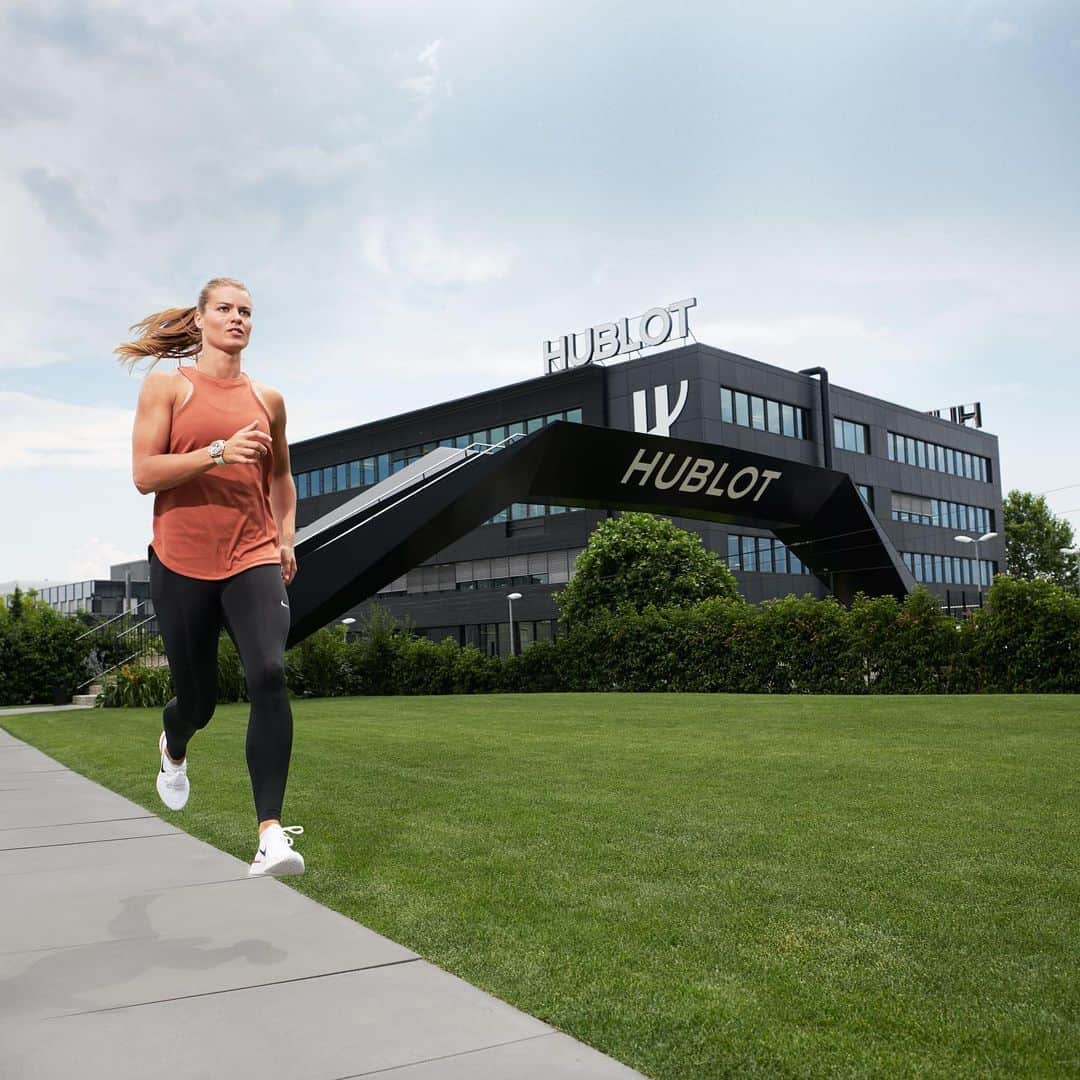 ウブロさんのインスタグラム写真 - (ウブロInstagram)「Great time at the Manufacture with our friend of the brand @dafne_schippers. Wishing her good luck for the #DiamondLeague in #Lausanne on Friday. #dafneschippers #trackandfield」7月5日 1時05分 - hublot