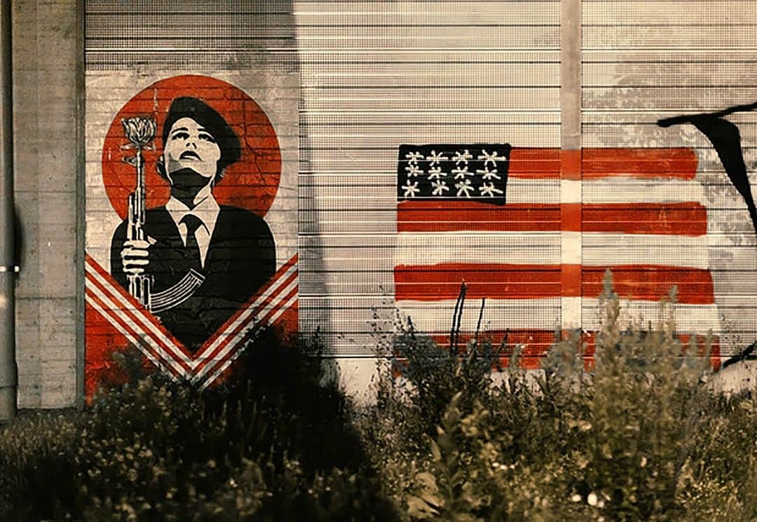 Shepard Faireyさんのインスタグラム写真 - (Shepard FaireyInstagram)「The 4th of July commemorates American independence from England and, in theory, a move to democracy over monarchy. The holiday is sometimes used by politicians for nationalistic political grandstanding, but I think that it is important to recognize the difference between democracy and monarchy, as well as the difference between nationalism and patriotism. We are momentarily stuck with a president who’d prefer to be a monarch than someone accountable to democracy. He is also someone who loves nationalism, because he knows nationalists fall in line with the national power structure regardless of whether its policies are good for the citizens. I consider myself a patriot, not a nationalist… I believe in the potential of the nation to do good for its citizens and the world, and I will push to amend the flaws and further the good policies. I will not pledge allegiance to a bad agenda and bad policies. The founders had to go to war for democracy, but we only need to vote in elections and vote with our wallets… it matters who we support with our dollars. Let’s use the 4th as a reminder that democracy is a privilege that must be maintained through action! Thanks for caring. - Shepard﻿ Photo: @jonathanfurlong」7月5日 1時05分 - obeygiant