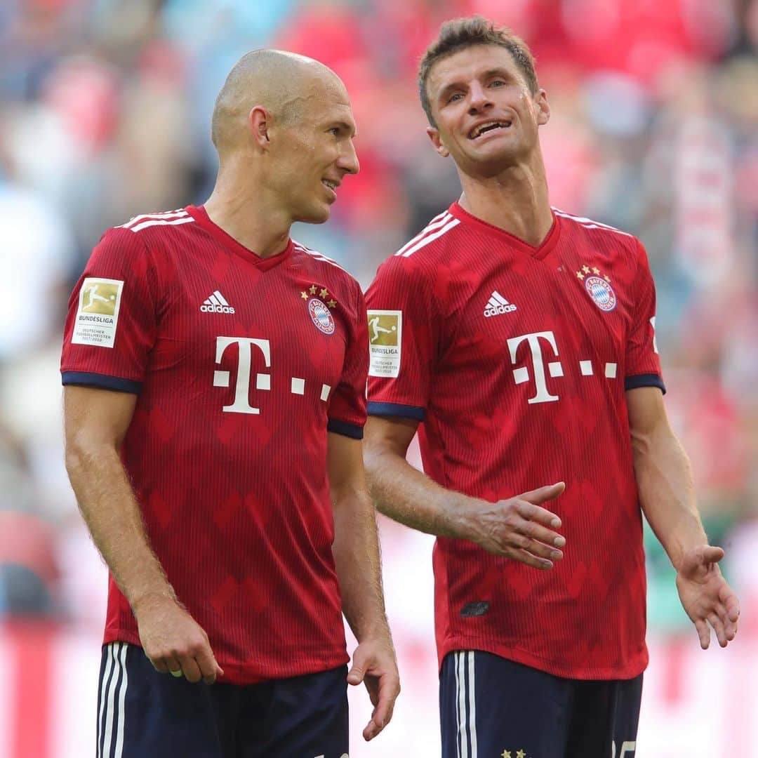 トーマス・ミュラーのインスタグラム：「A great one leaves the football stage. 😢 Thank you @arjenrobben for all the fantastic moments and games in the last 10 years 👏. All the best for the future, my friend 👍🏼 #thankyou #arjenrobben #fcbayern #esmuellert #miasanmia」