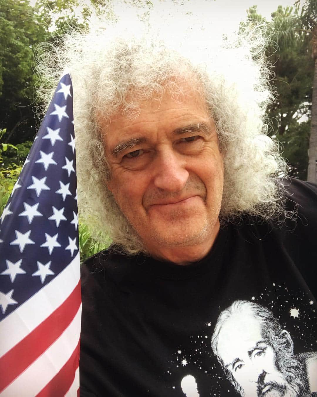 ブライアン・メイさんのインスタグラム写真 - (ブライアン・メイInstagram)「Happy 4th, to all my dear American pals, and all those who treasure their independence and freedom, along with the independence and freedom of all creatures on Earth.  Bri」7月5日 1時24分 - brianmayforreal