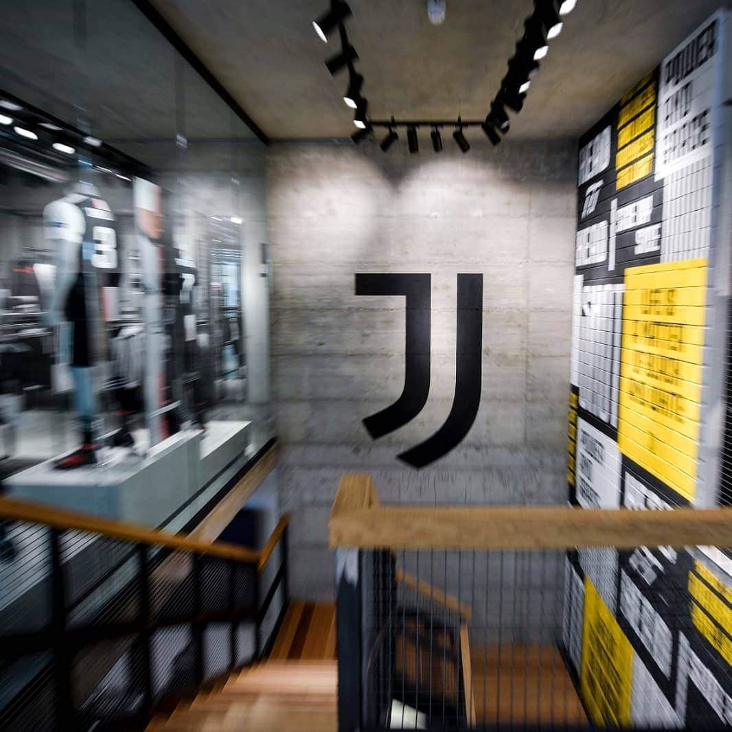 ユヴェントスFCさんのインスタグラム写真 - (ユヴェントスFCInstagram)「Introducing the new Juventus Flagship Store in Milano 🔥🔥🔥 #JUVEINMILAN #LiveAhead」7月5日 1時24分 - juventus