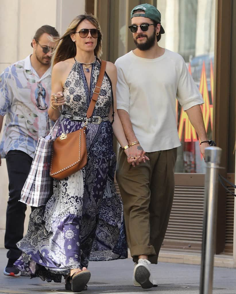 Just Jaredさんのインスタグラム写真 - (Just JaredInstagram)「@heidiklum & fiancé Tom Kaulitz hold hands during their afternoon outing! #HeidiKlum #TomKaulitz Photo: Splash」7月5日 1時22分 - justjared