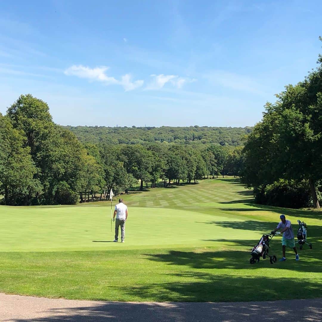 グレン・ジョンソンさんのインスタグラム写真 - (グレン・ジョンソンInstagram)「Beautiful day at Coombe Hill today. Although it beat be up, but stunning... #golf #sun #playtime」7月5日 1時22分 - glenj8